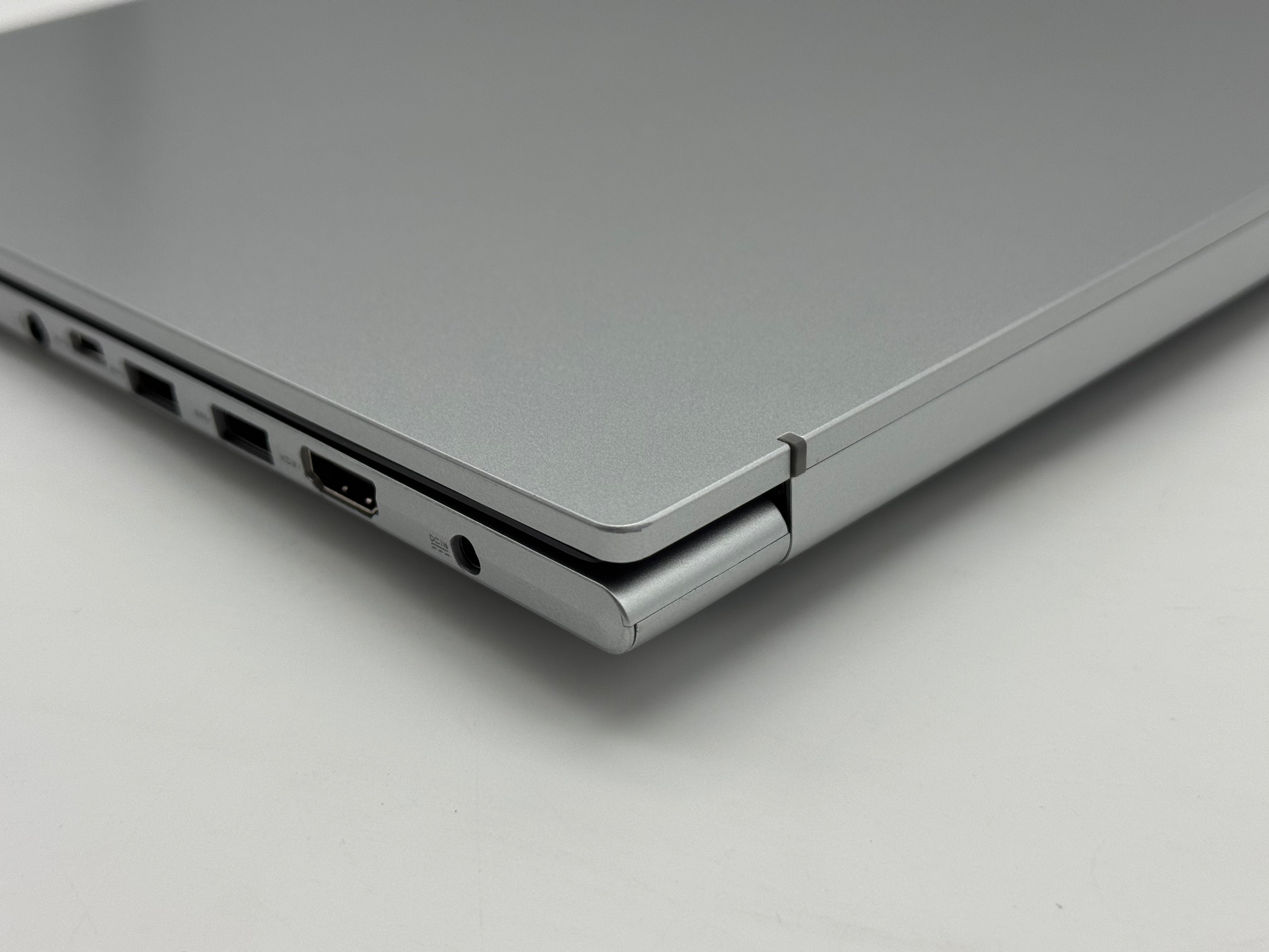 Asus Vivobook M16203QA AMD Ryzen 5 5600H 8GB 512GB Teildefekt MwSt.