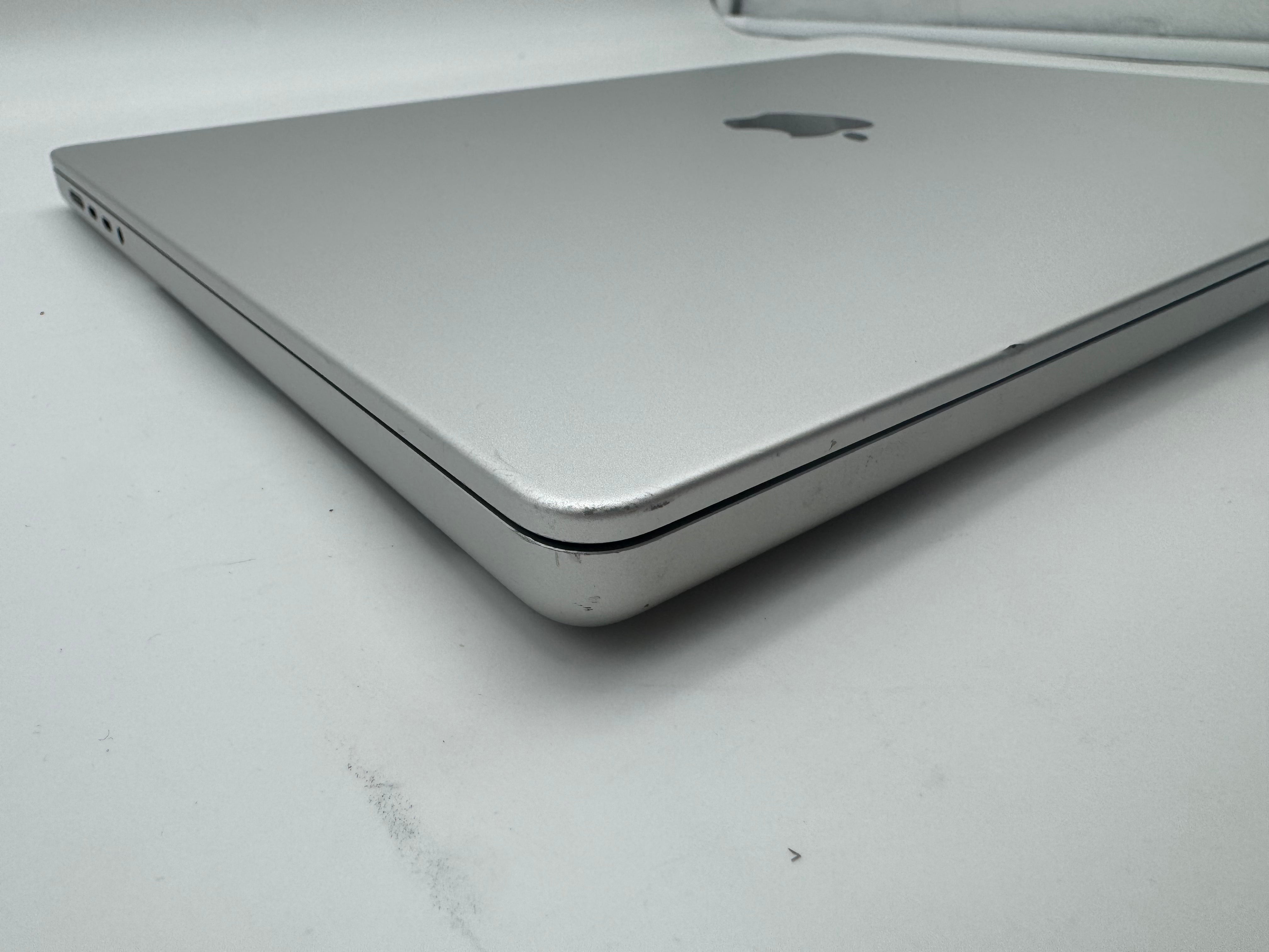 Macbook Pro 16" A2485 M1 Max 64GB 2TB 2021 32-C GPU Silber MwSt.