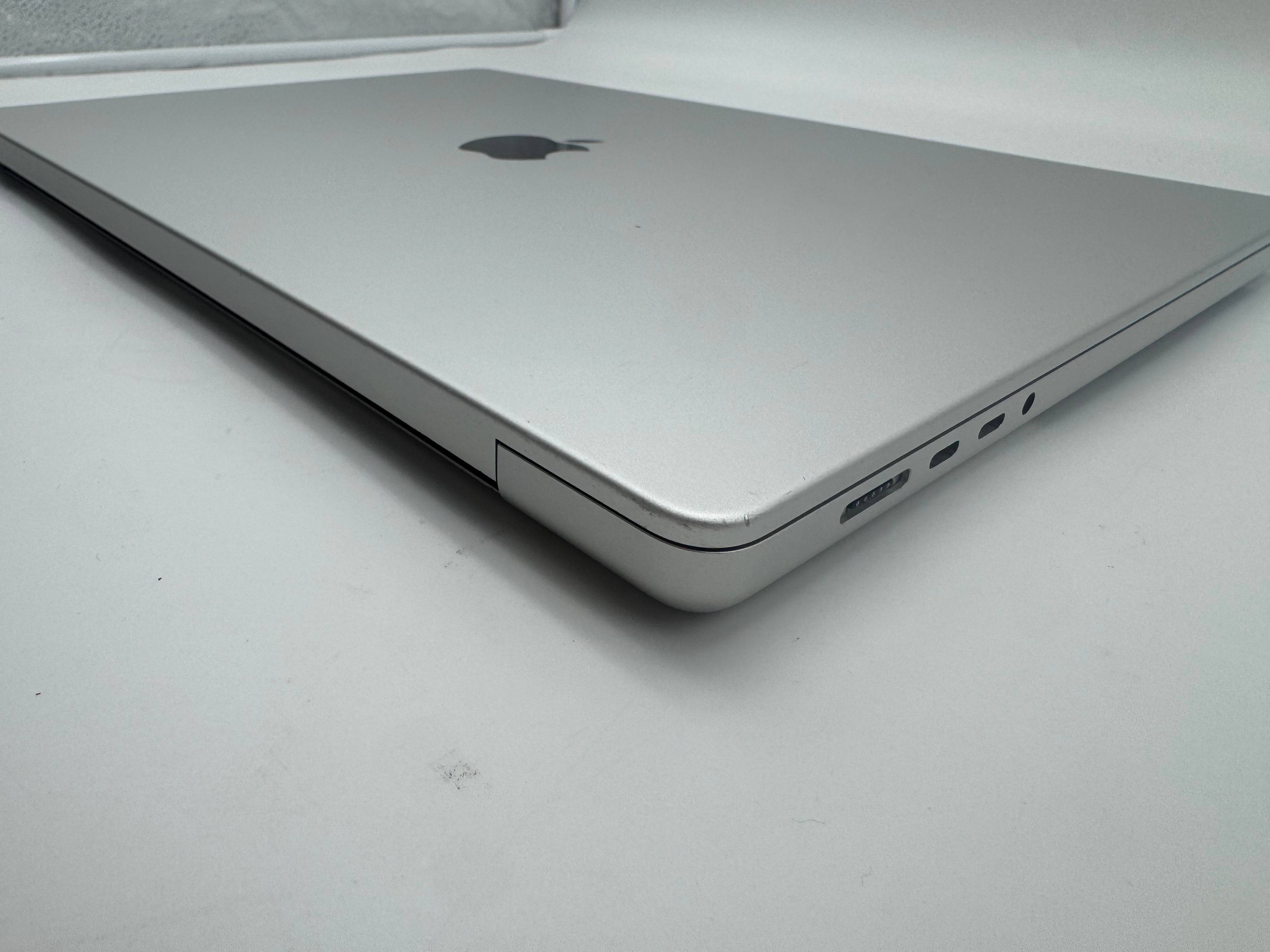 Macbook Pro 16" A2485 M1 Max 64GB 2TB 2021 32-C GPU Silber MwSt.