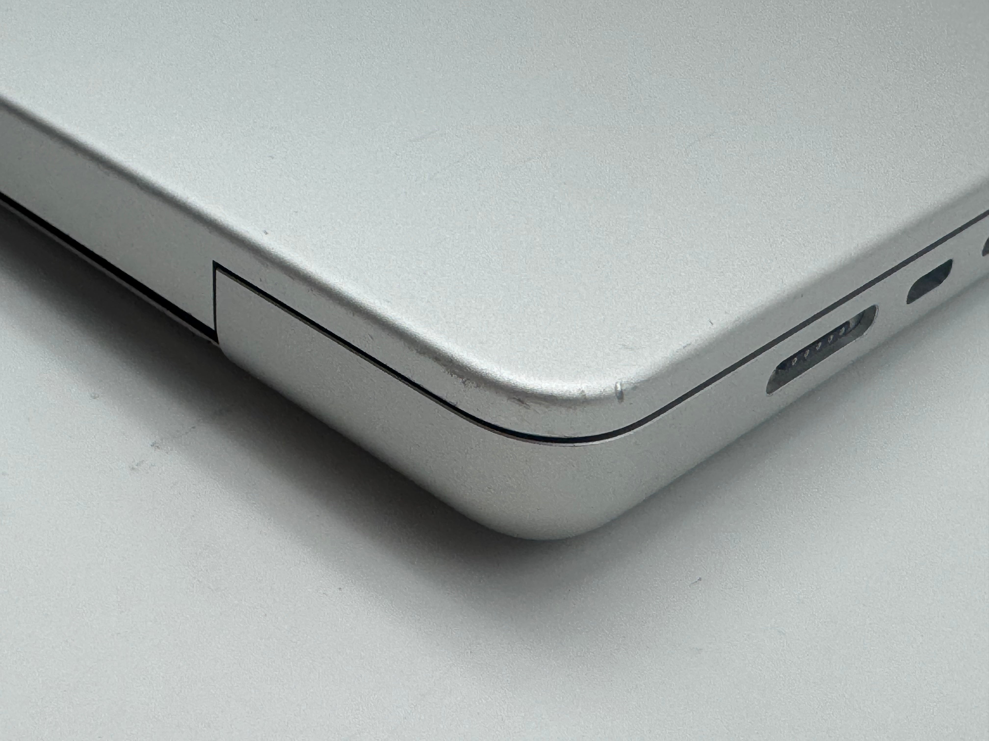 Macbook Pro 16" A2485 M1 Max 64GB 2TB 2021 32-C GPU Silber MwSt.