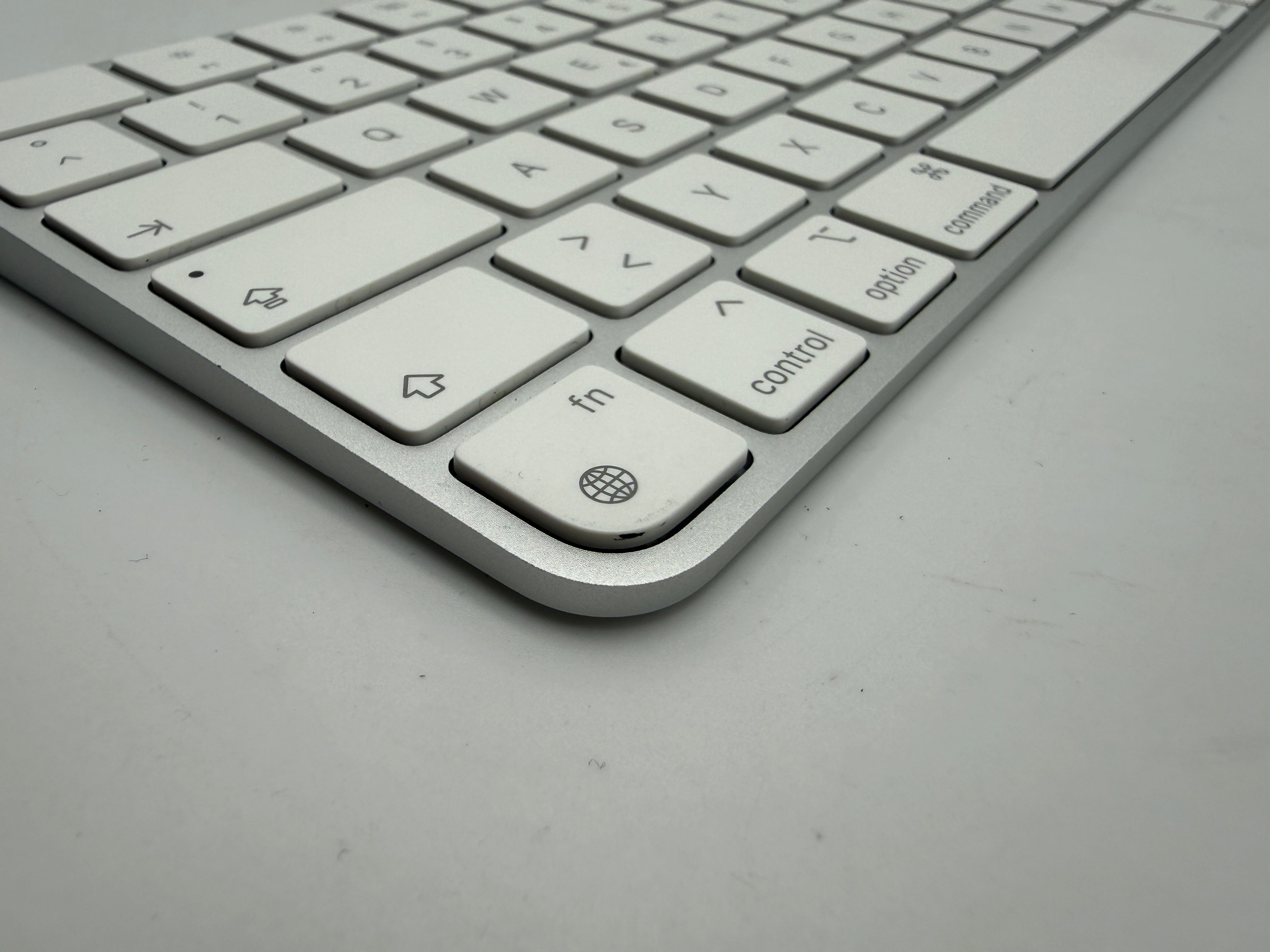 Apple Magic Keyboard A2450 Lightning Battery Weiß silber