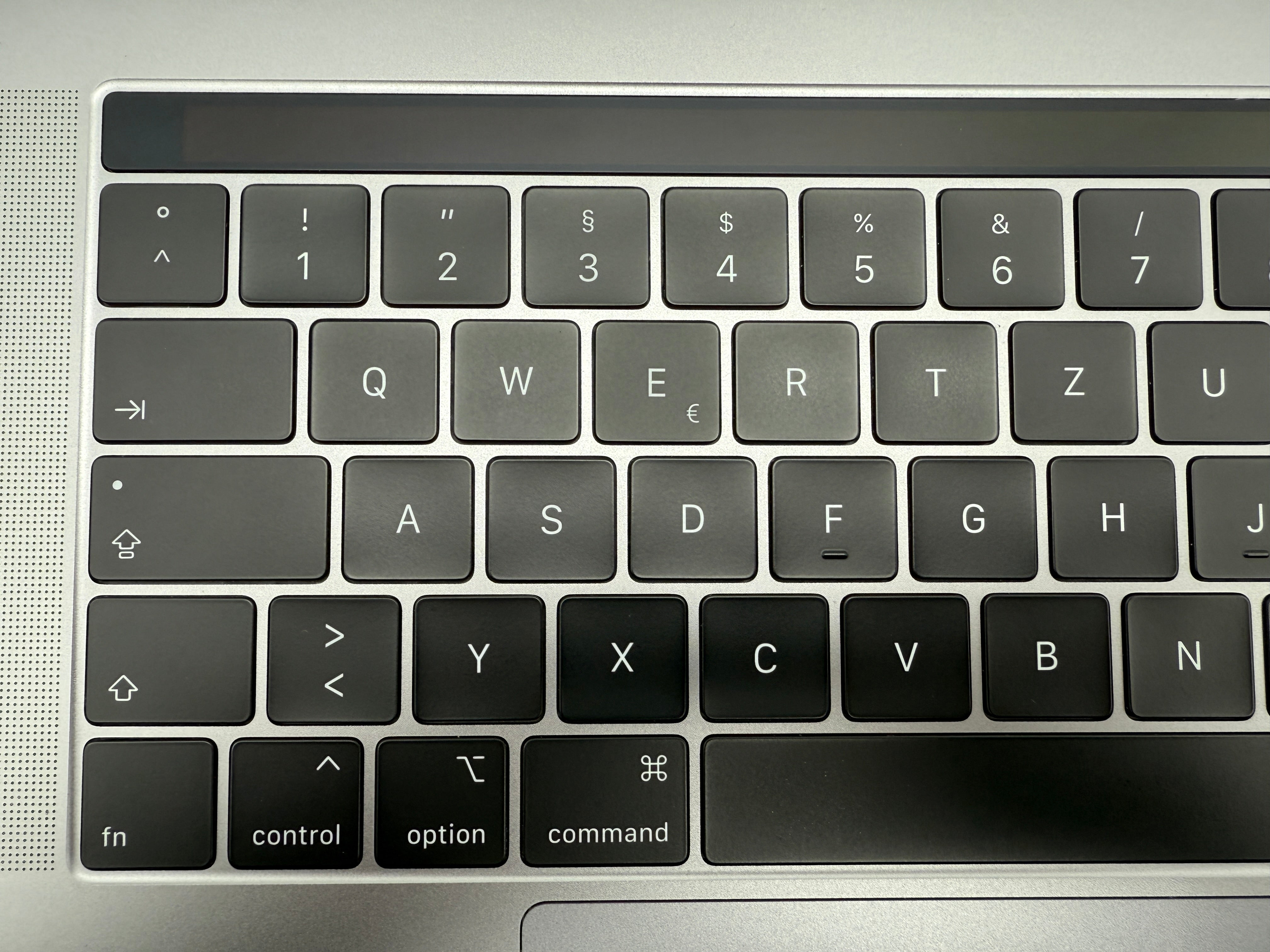 Macbook Pro 15" 2018 2019 A1990 QWERTZ Topcase Trackpad Tastatur Grau #T721