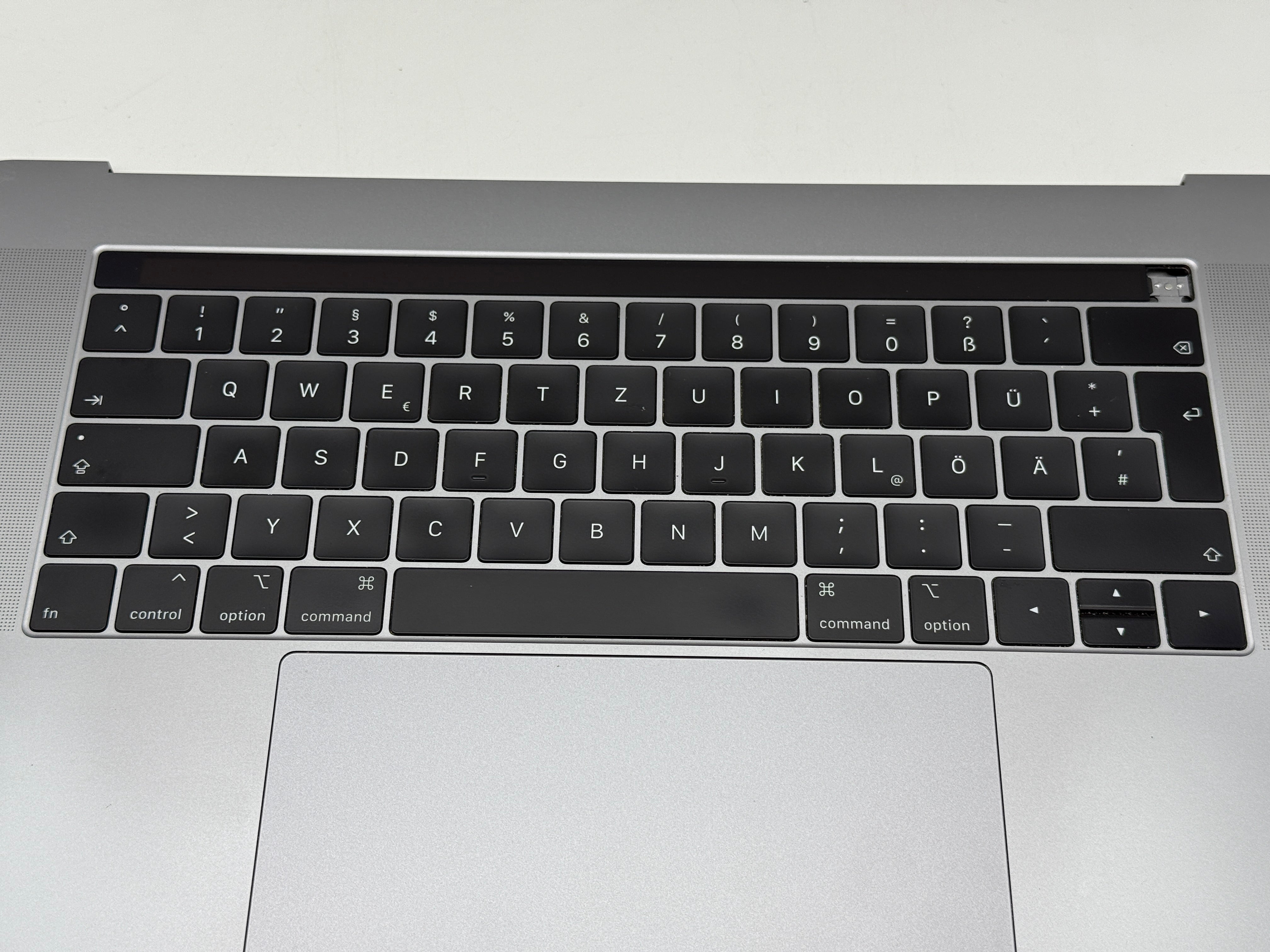 Macbook Pro 15" 2018 2019 A1990 QWERTZ Topcase Trackpad Tastatur Grau #T734