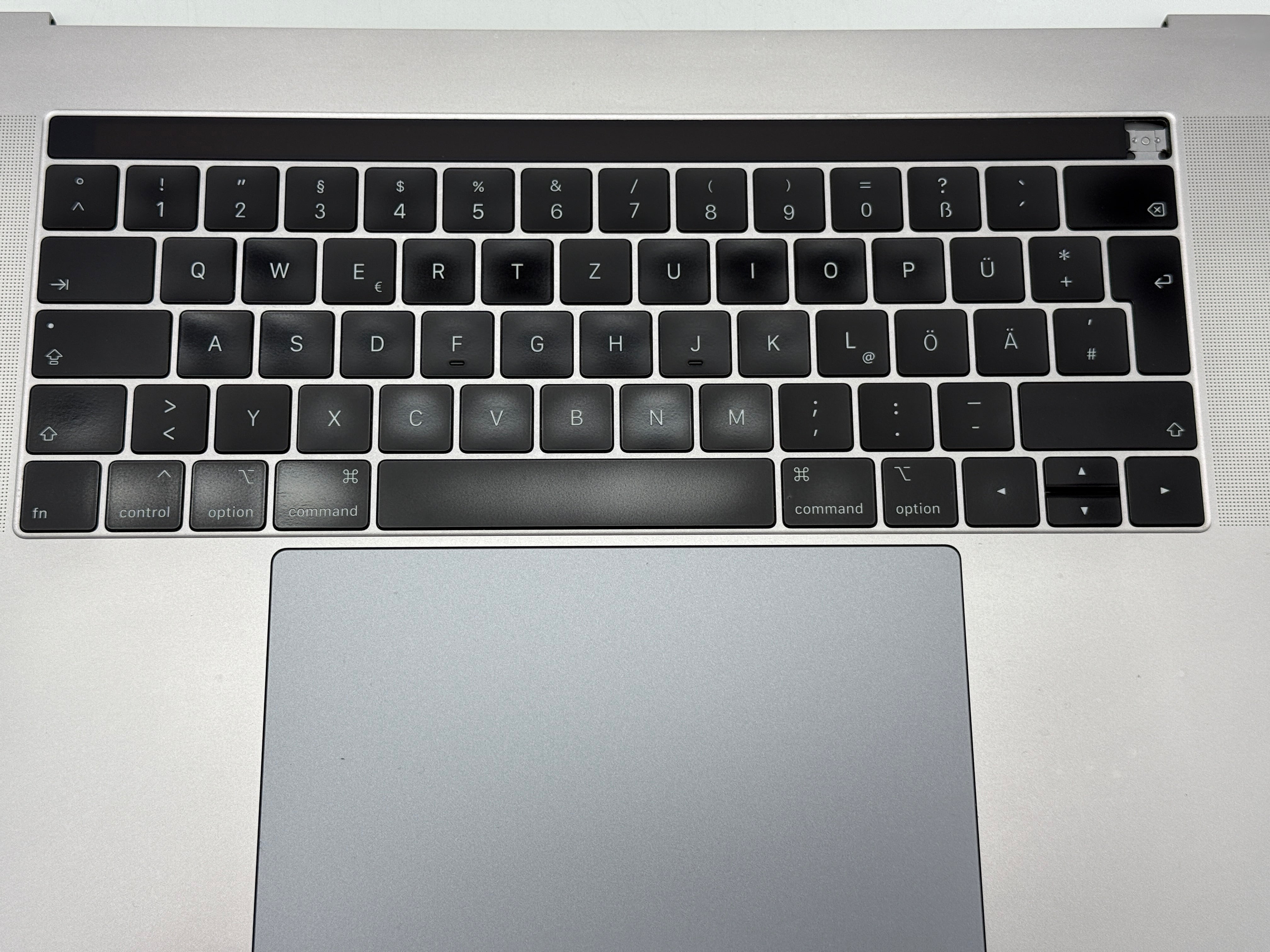 Macbook Pro 15" 2018 2019 A1990 QWERTZ Topcase Trackpad Tastatur Grau #T746