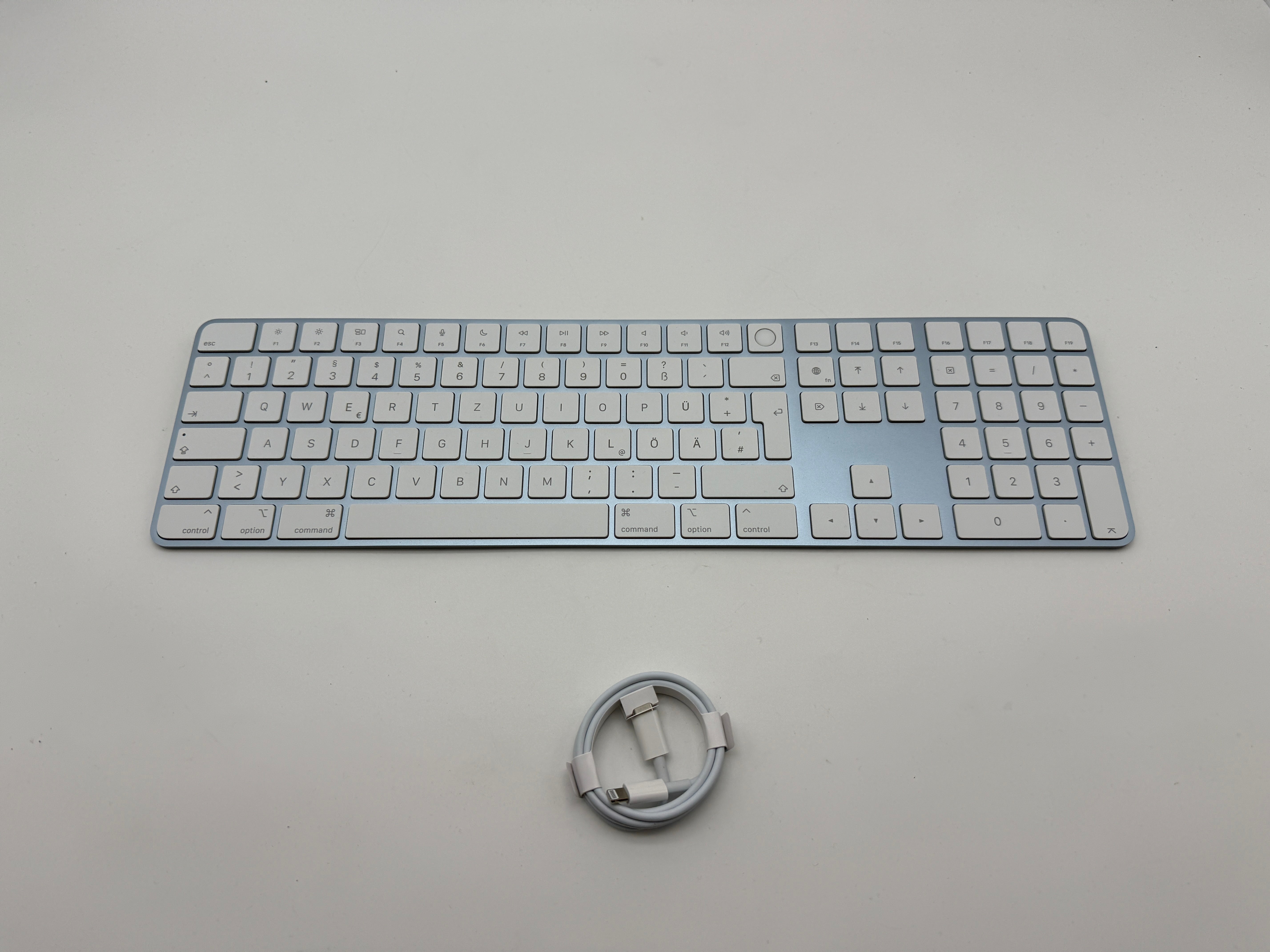 Apple Magic Keyboard A2520 Touch ID und Ziffernblock Weiß / Blau MwSt. Deutsch