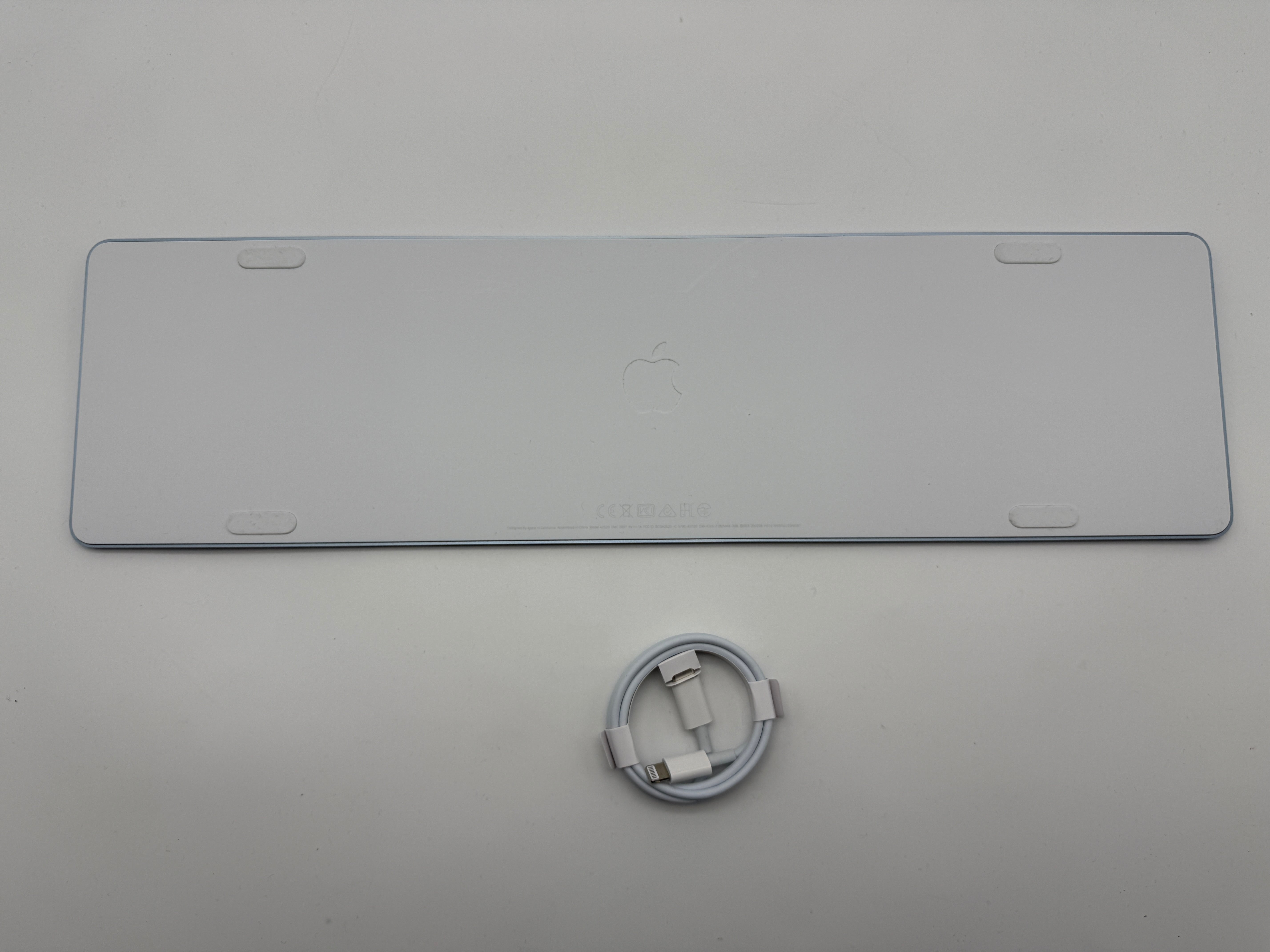 Apple Magic Keyboard A2520 Touch ID und Ziffernblock Weiß / Blau MwSt. Deutsch