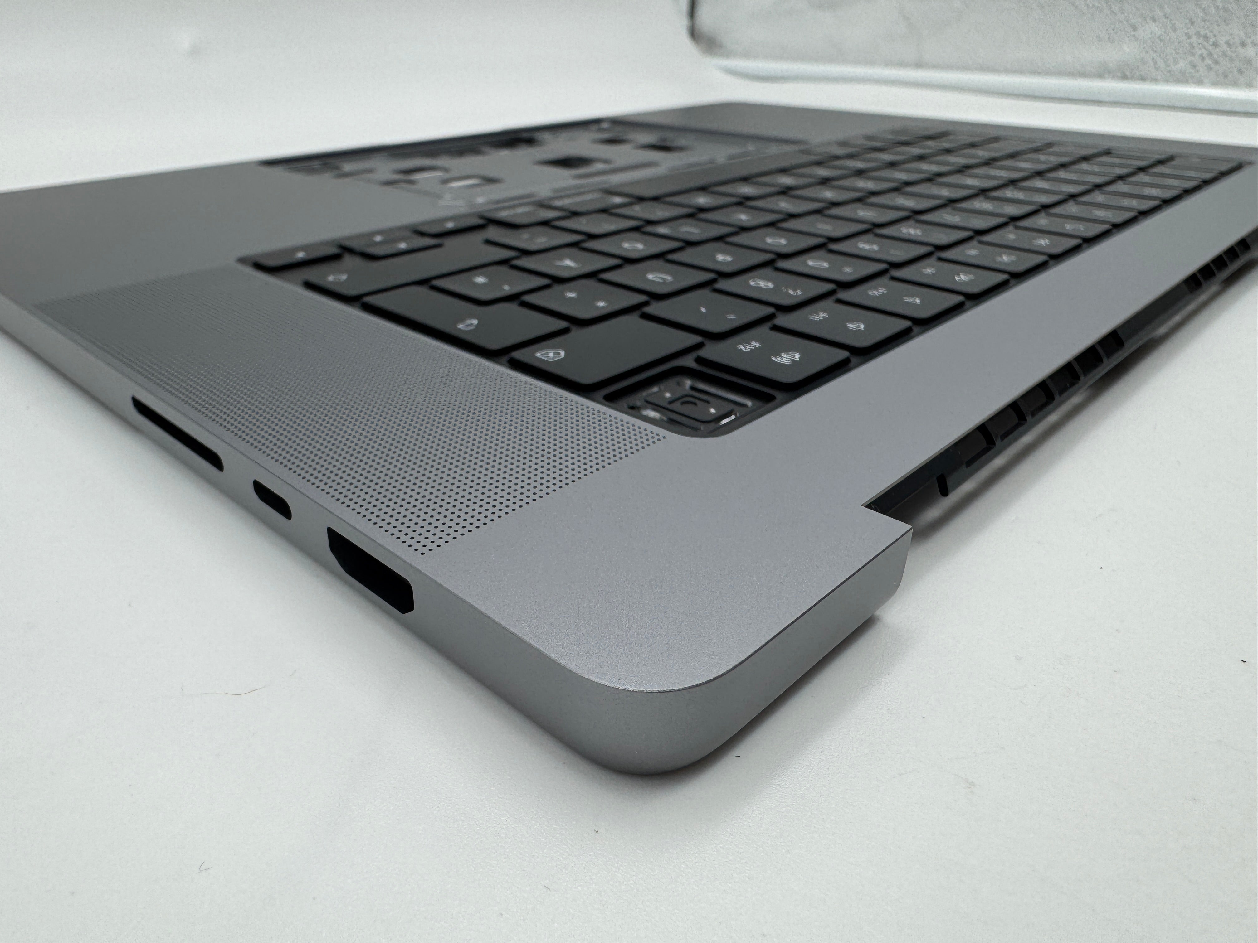 Macbook Pro 16" 2023 A2780 Topcase QWERTZ Tastatur Silber Spacegrau