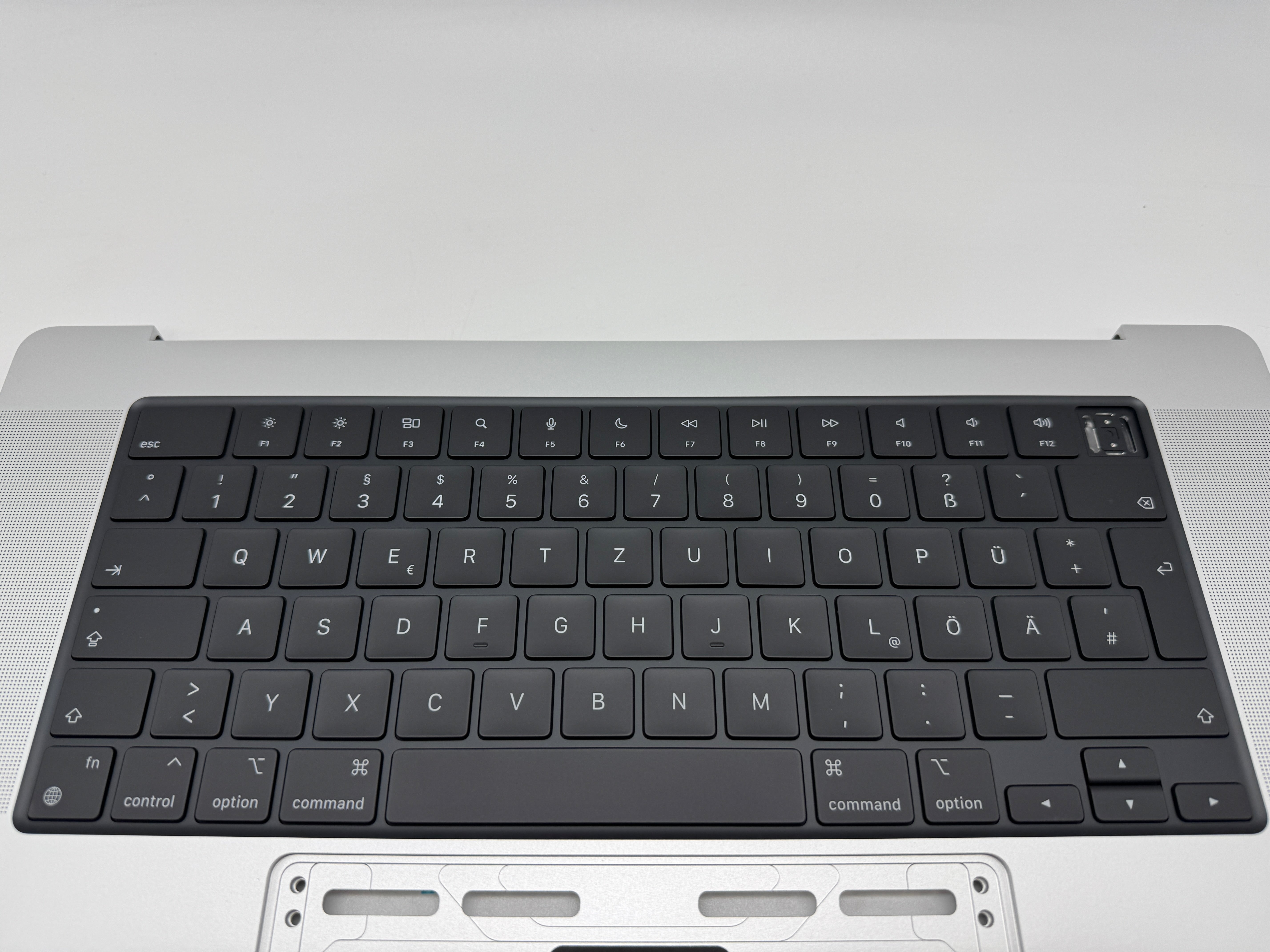 Macbook Pro 16" 2023 A2780 Topcase QWERTZ Tastatur Silber Spacegrau