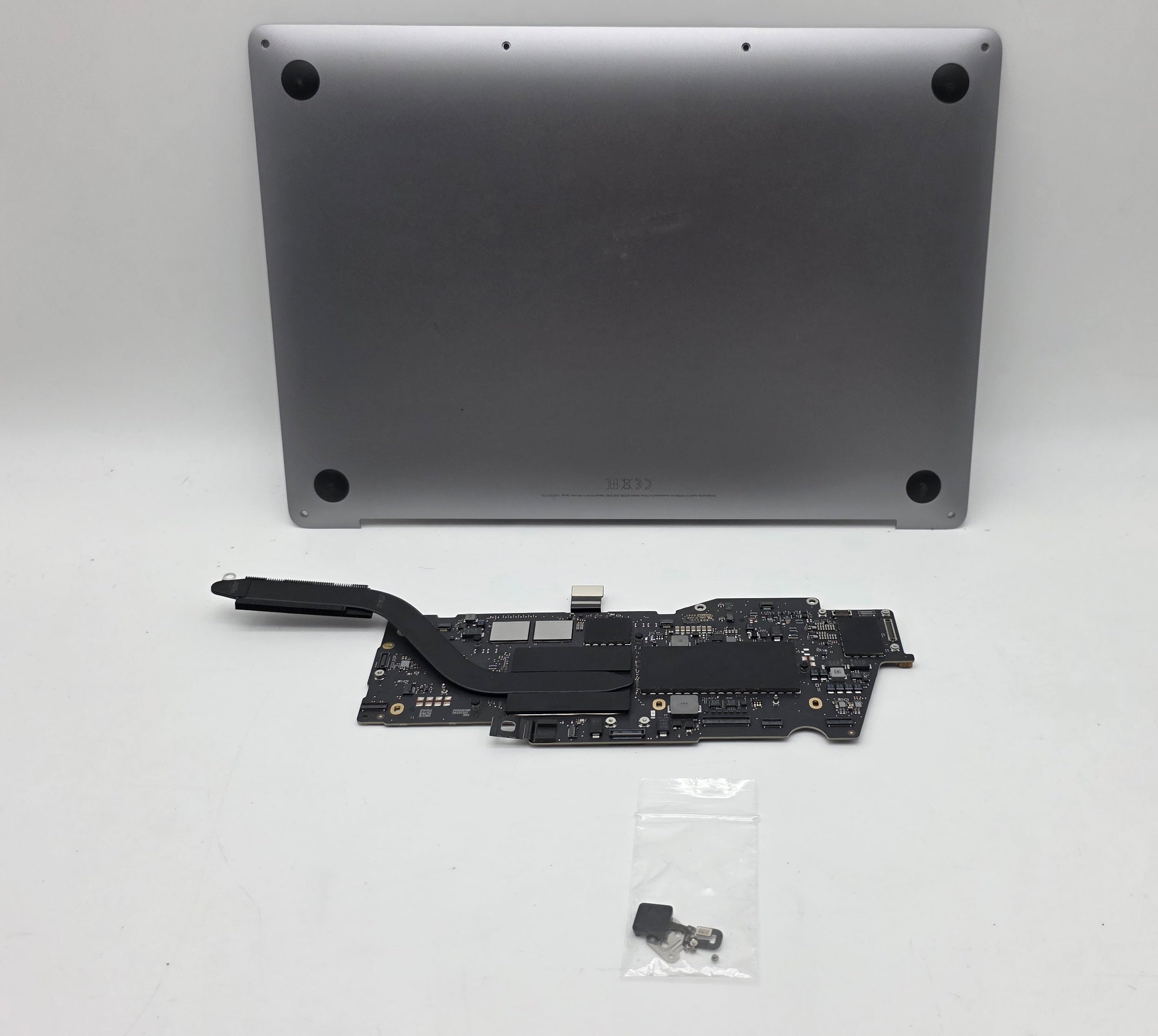 Macbook Pro A2338 13" 2022 M2 8GB 512GB Mainboard 820-02773-05 Logicboard teildefekt