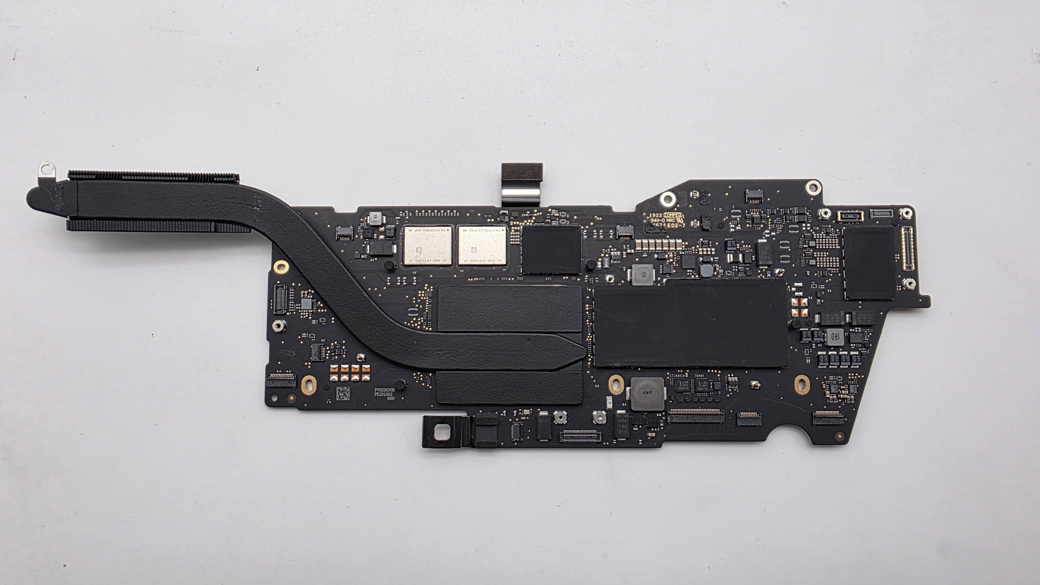 Macbook Pro A2338 13" 2022 M2 8GB 512GB Mainboard 820-02773-05 Logicboard teildefekt
