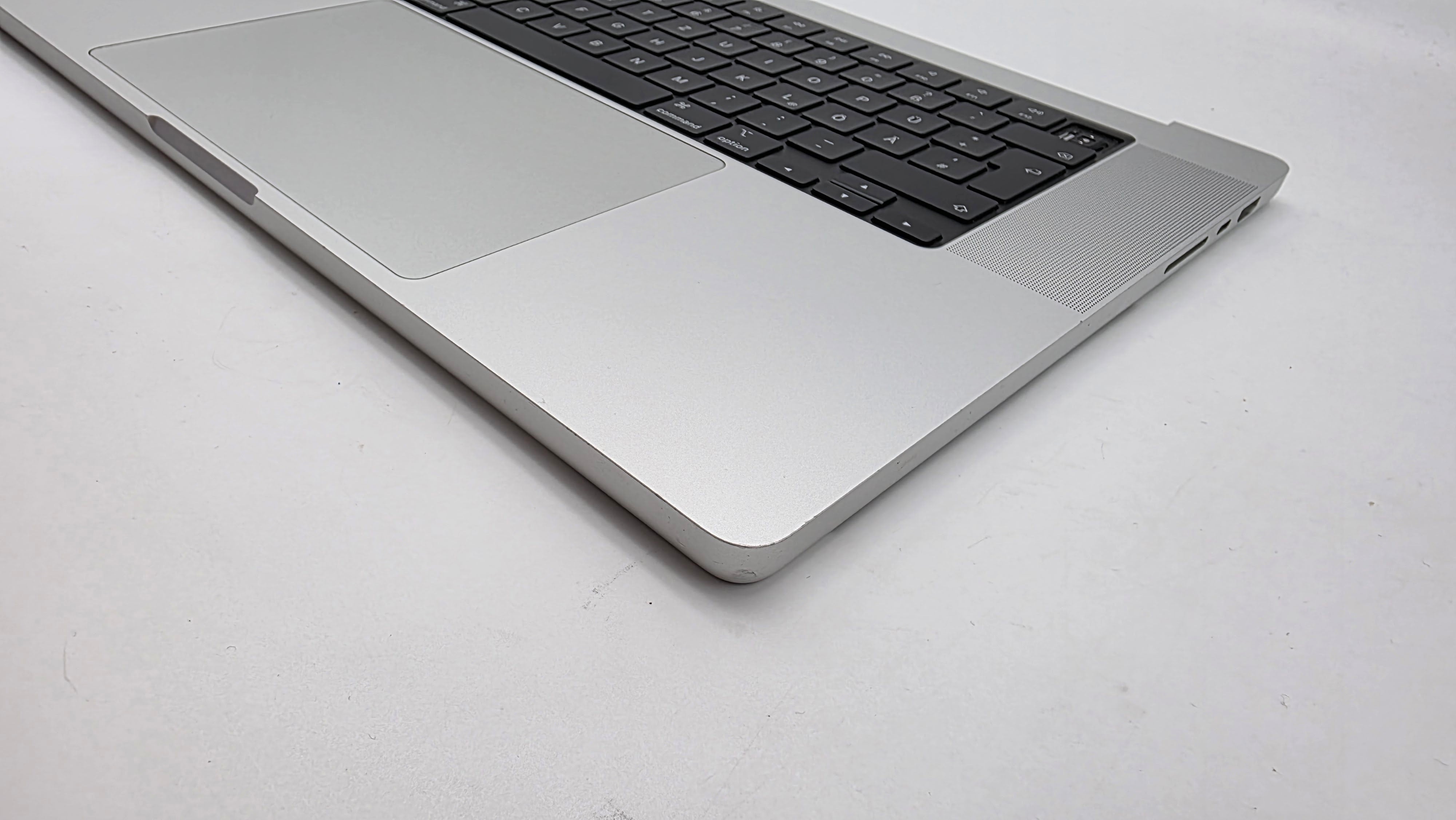 Macbook Pro 16" 2021 A2485 Topcase QWERTZ Tastatur Trackpad Silber #T920