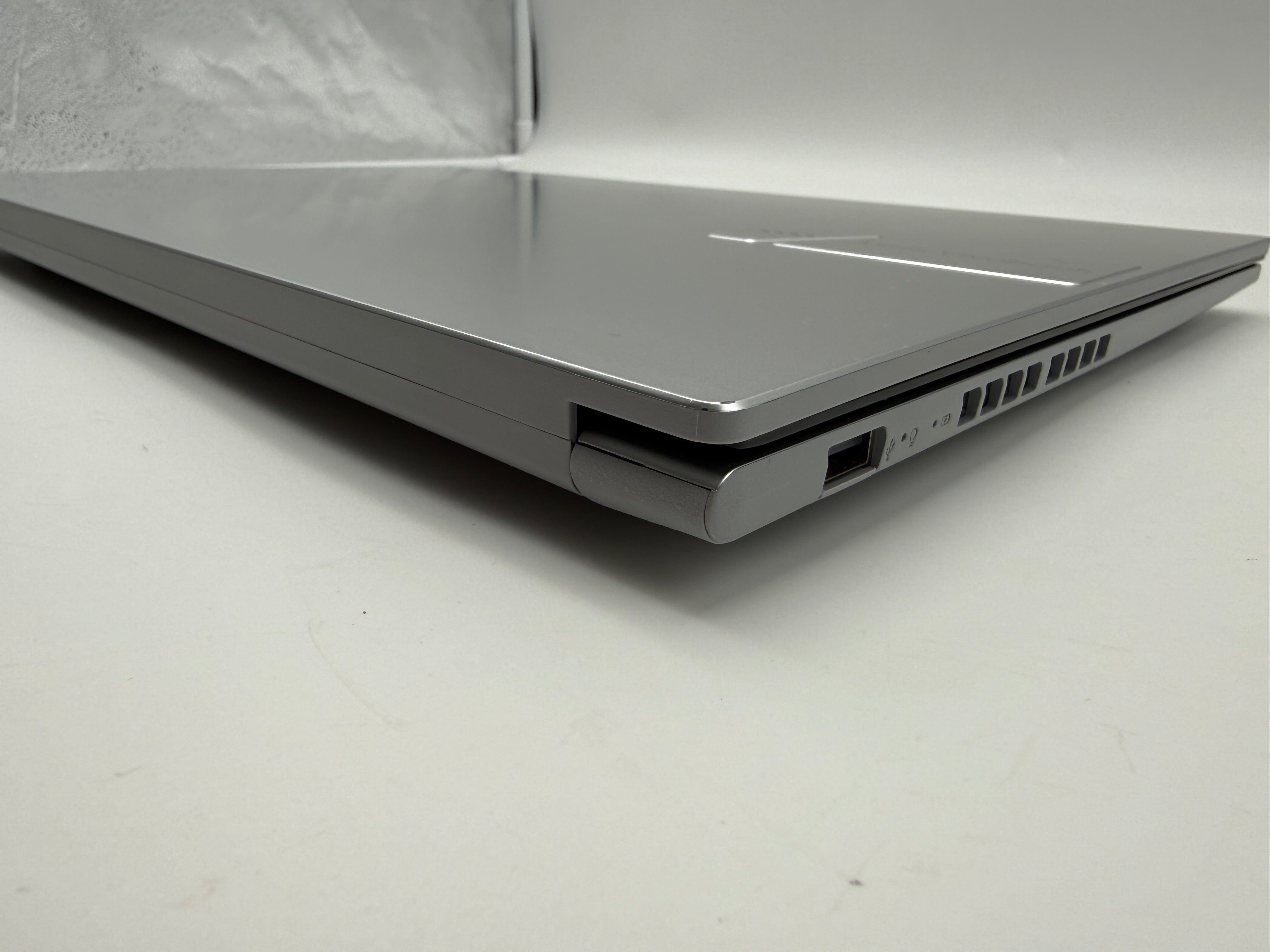 Asus Vivobook X1502VA i5 13500H 2,6GHz 16GB 512GB Silber MwSt.