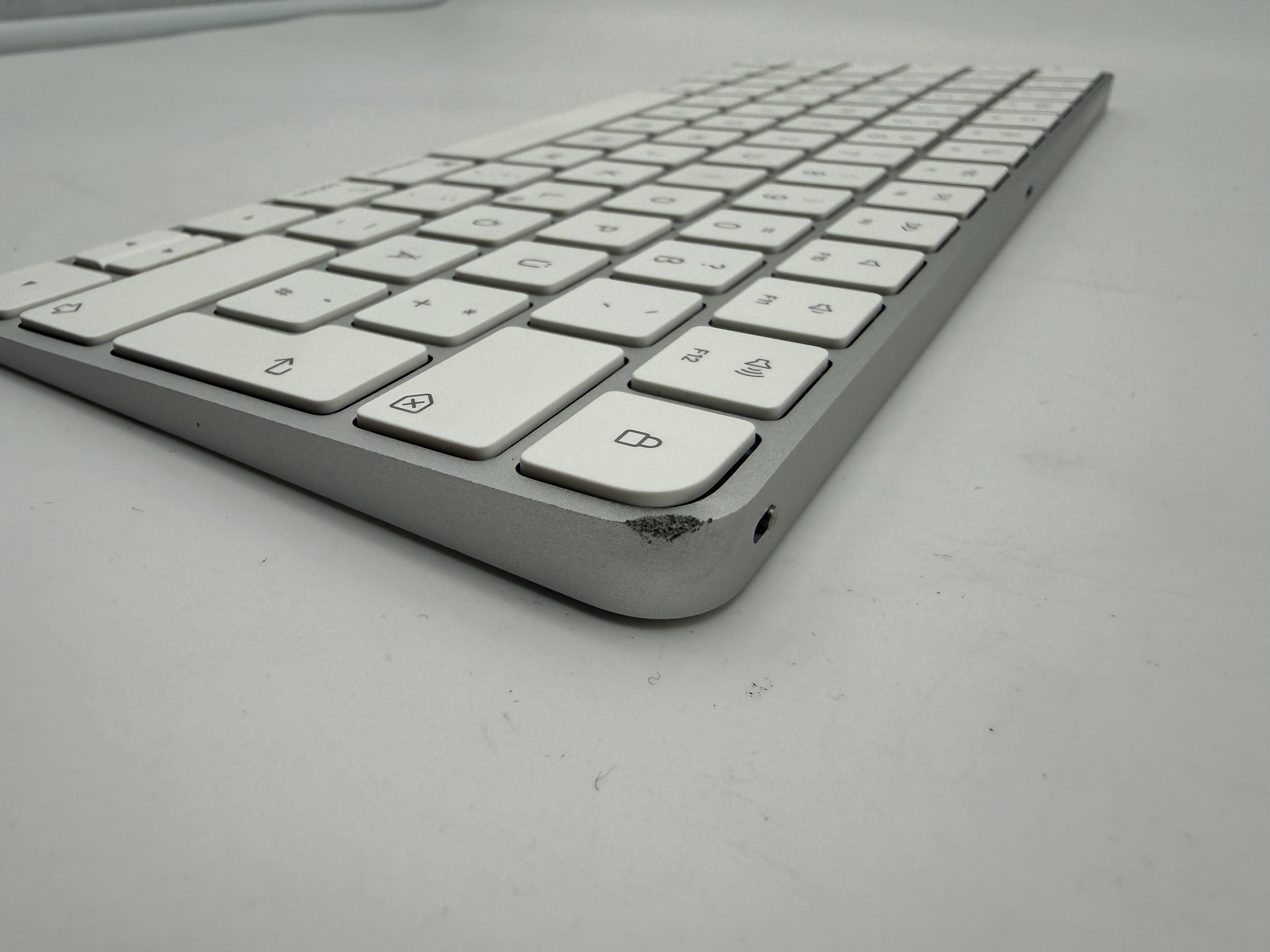Apple Magic Keyboard A2450 Lightning Battery Weiß silber