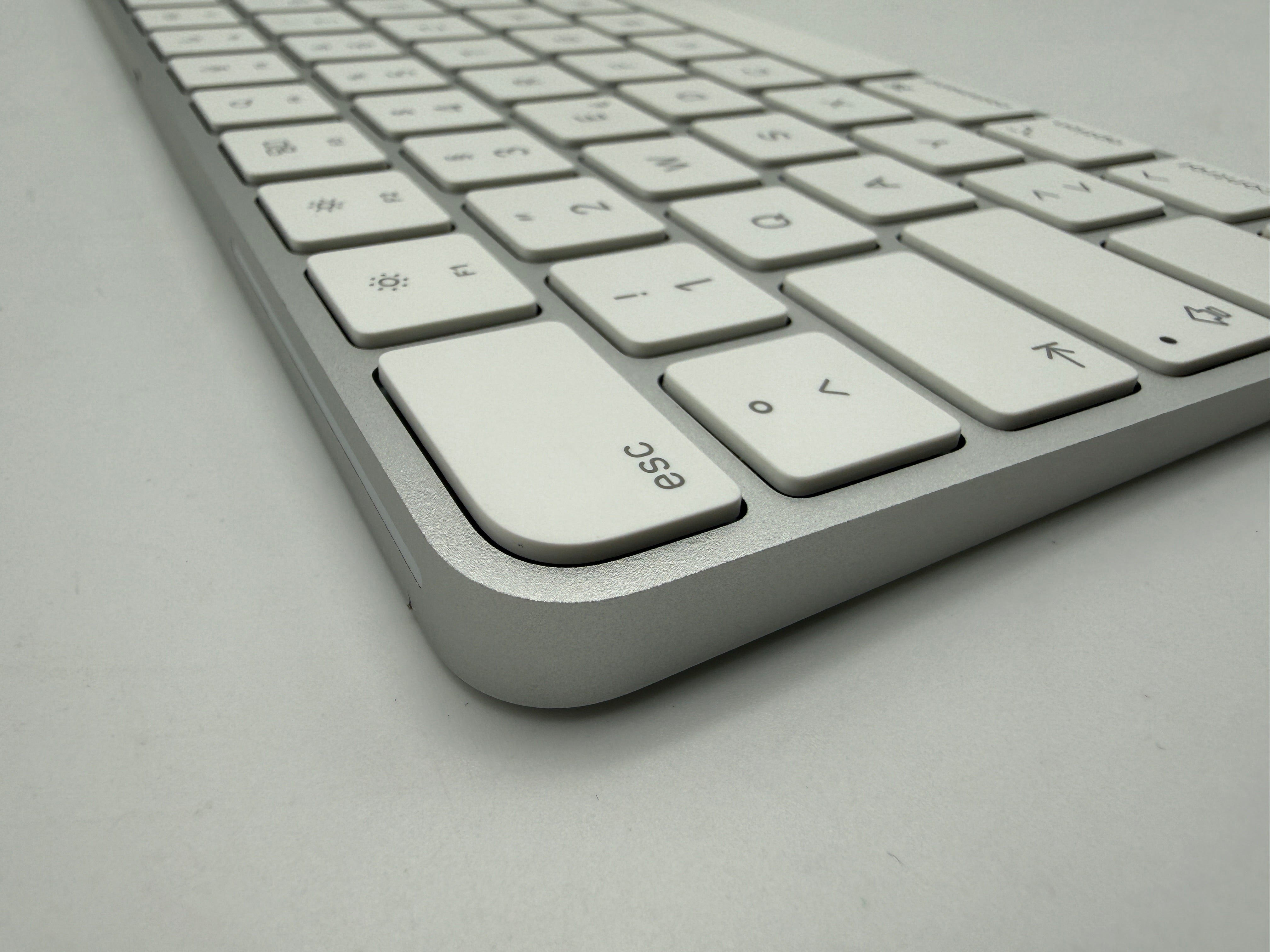 Apple Magic Keyboard A2450 Lightning Battery Weiß silber