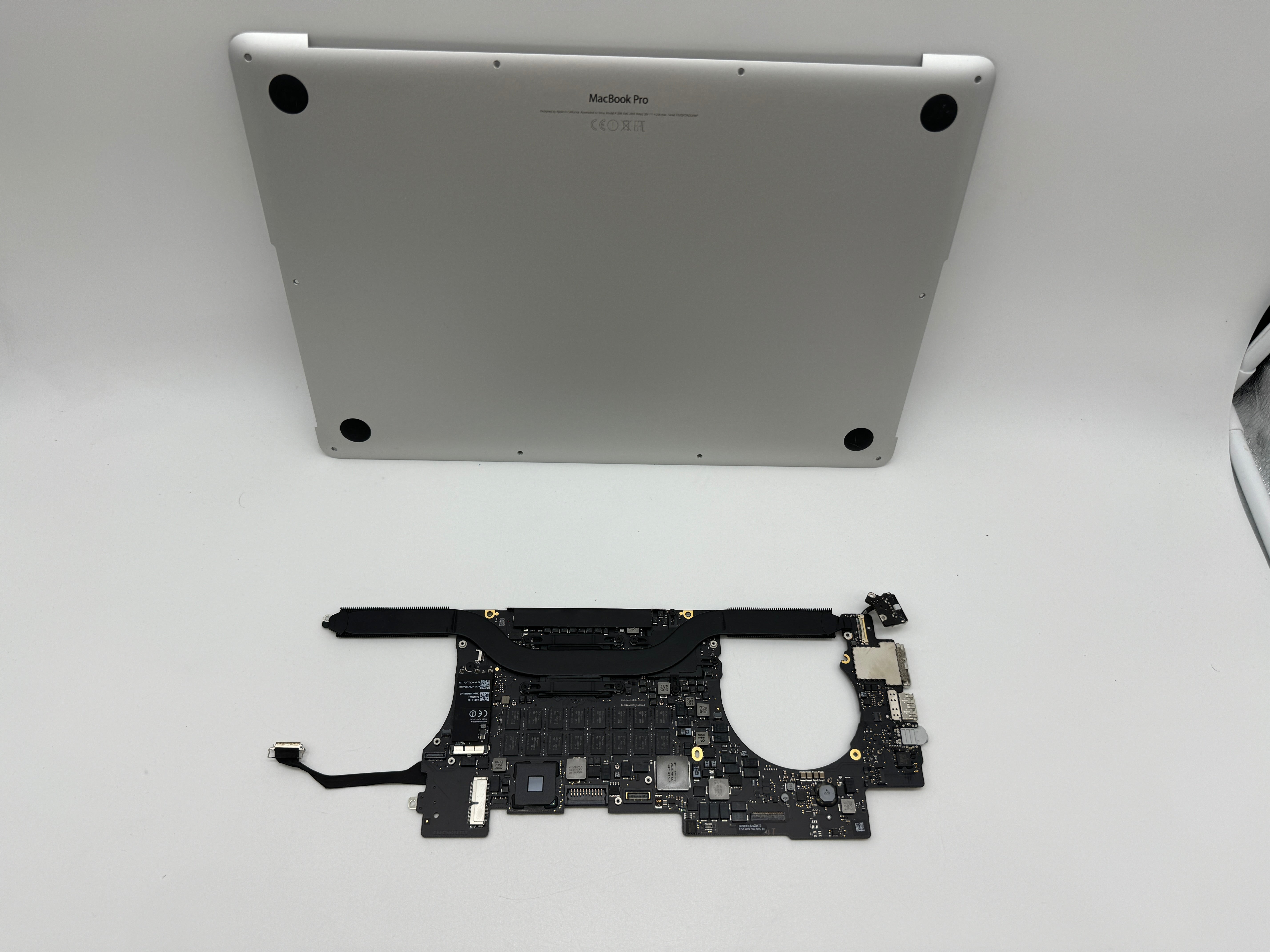 MacBook Pro 15" 2015 A1398 2,5 GHz 16 GB i7 Logicboard Mainboard 820-00426 #M67
