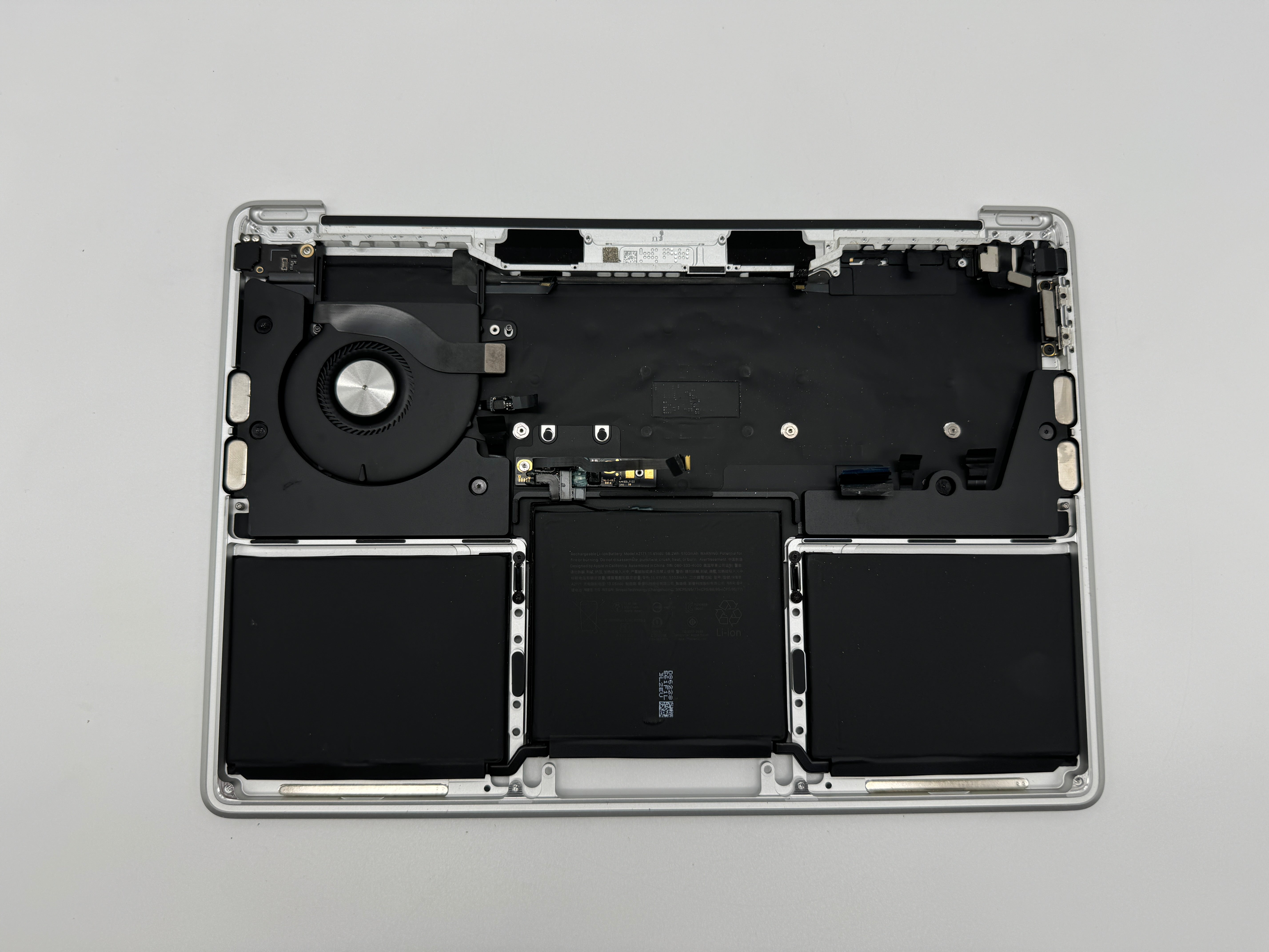 Macbook Pro 13" 2020 A2338 Topcase Akku Tastatur Silber #T559