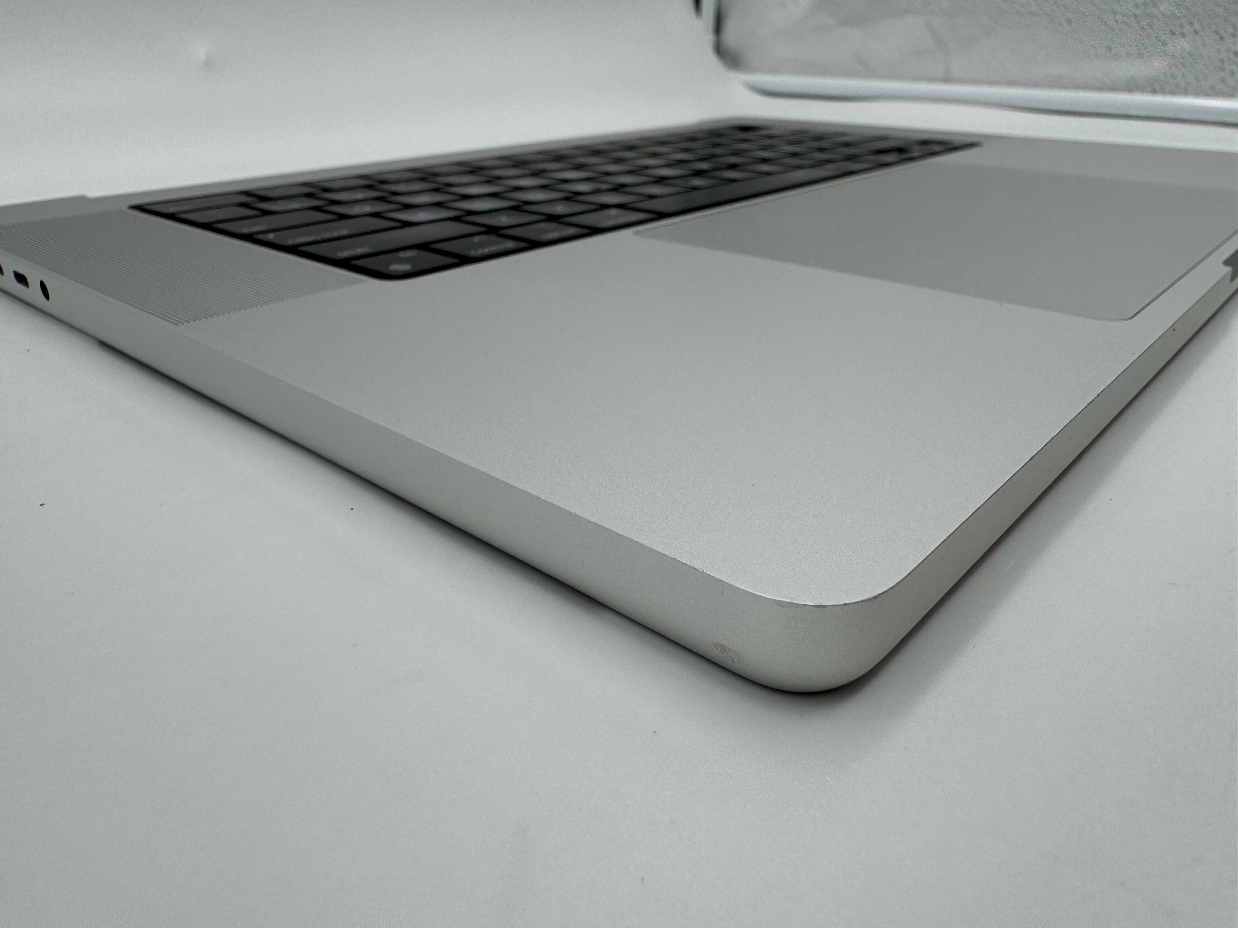 Macbook Pro 16" 2021 A2485 Topcase QWERTY Trackpad Tastatur Silber #T575