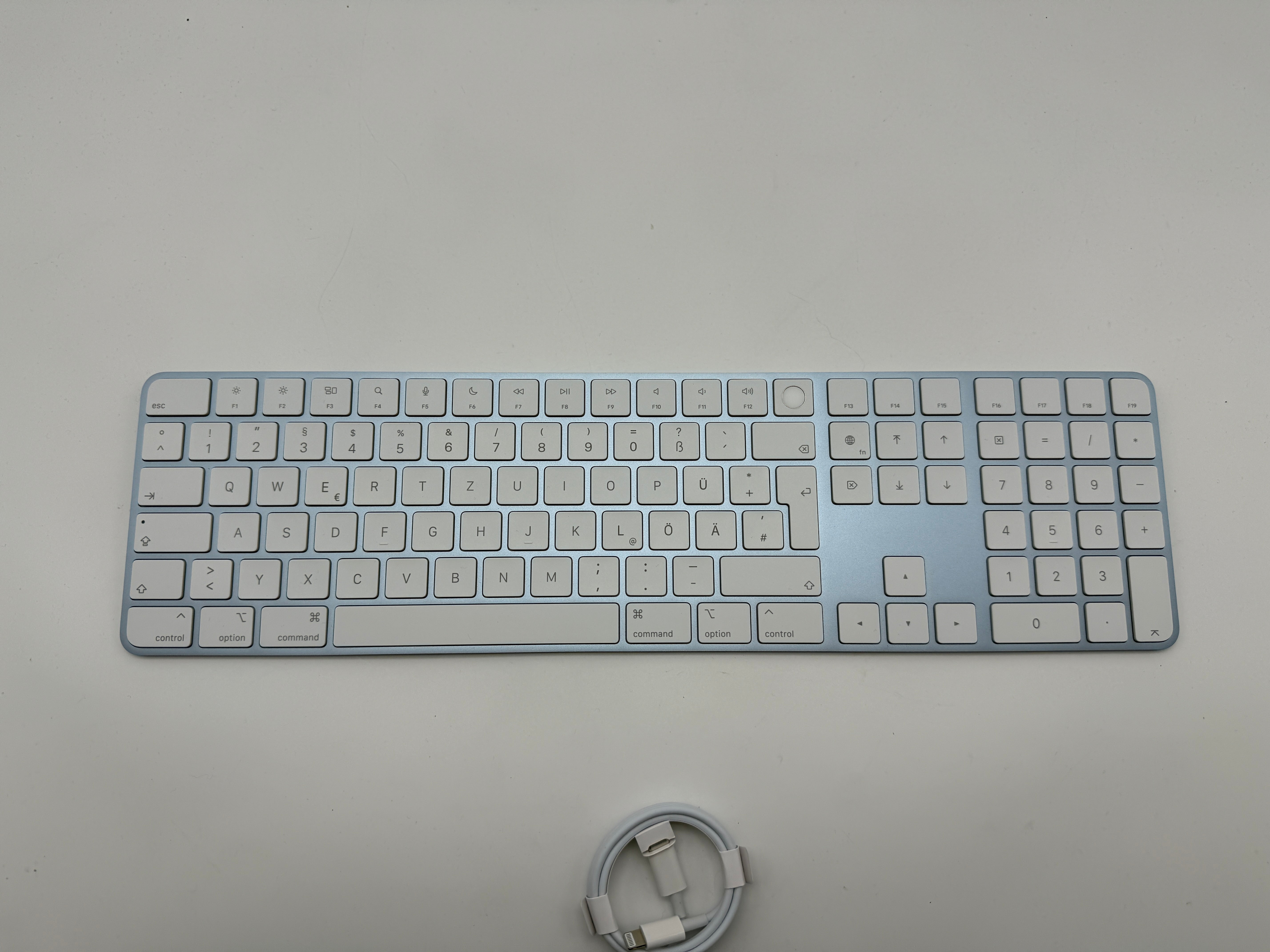 Apple Magic Keyboard A2520 Touch ID und Ziffernblock Weiß / Blau MwSt. Deutsch