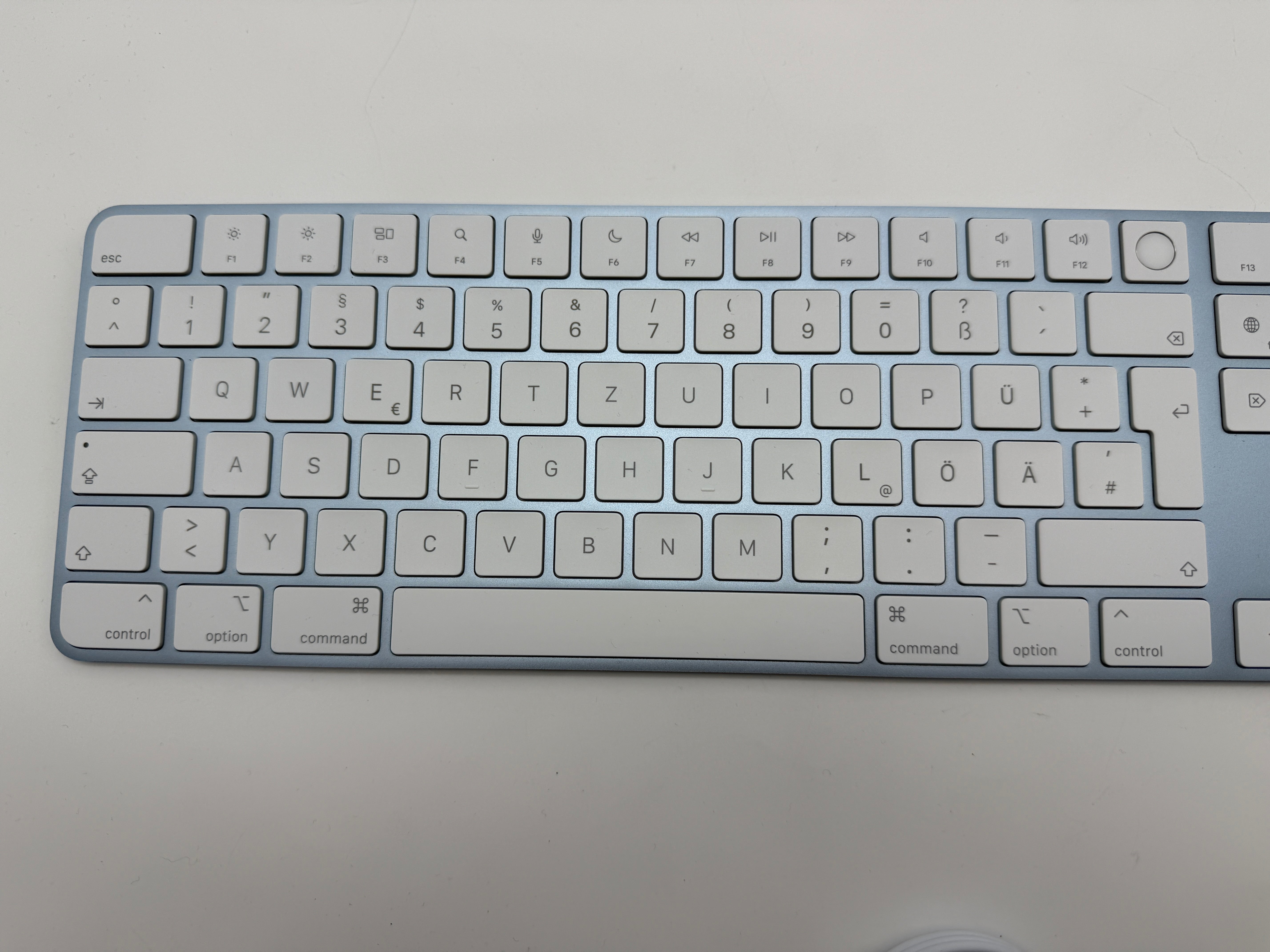 Apple Magic Keyboard A2520 Touch ID und Ziffernblock Weiß / Blau MwSt. Deutsch