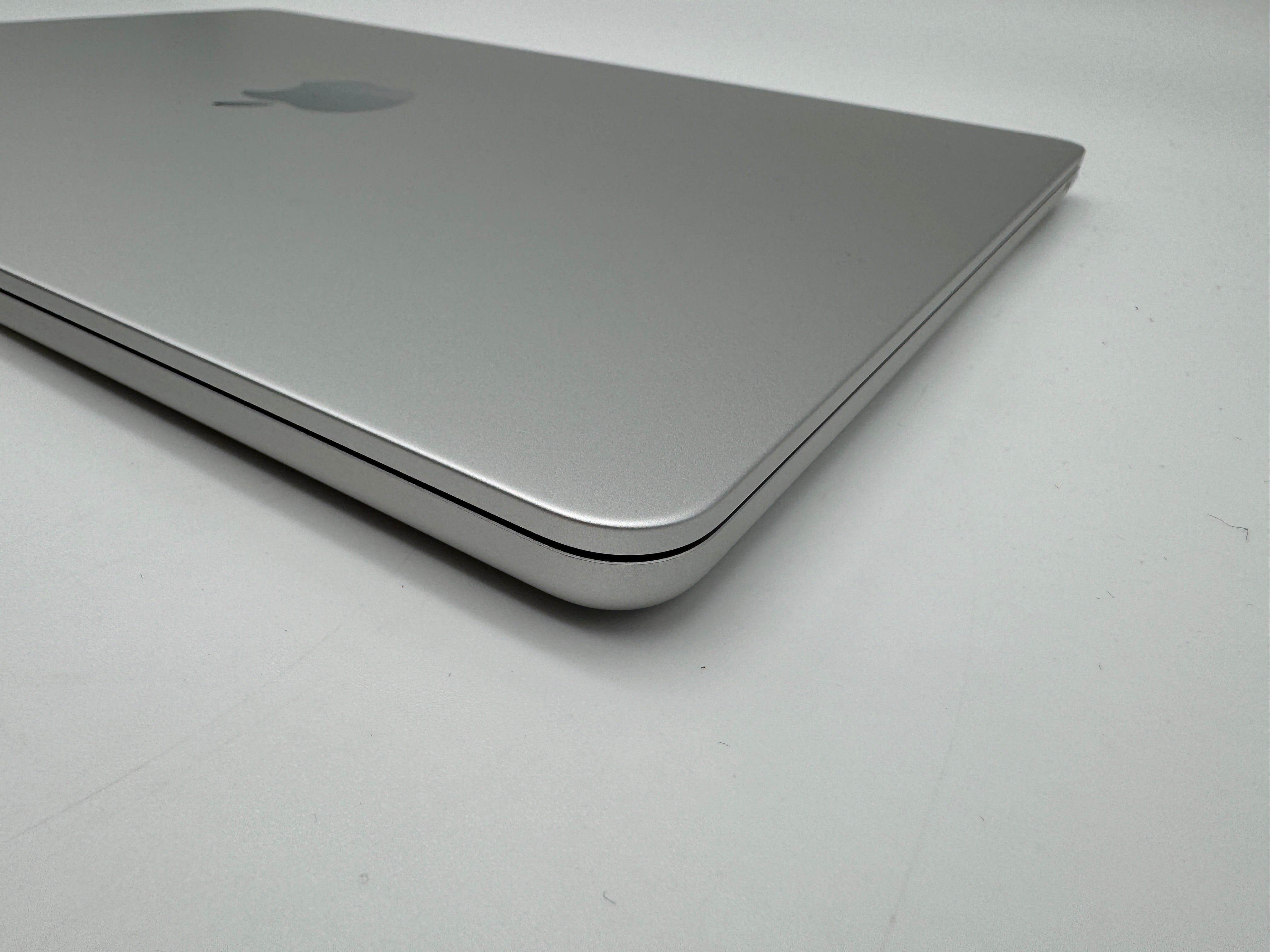 Apple MacBook Air 13,6“ M2 8C CPU 8C GPU 256 GB SSD 8 GB 2022 SILBER