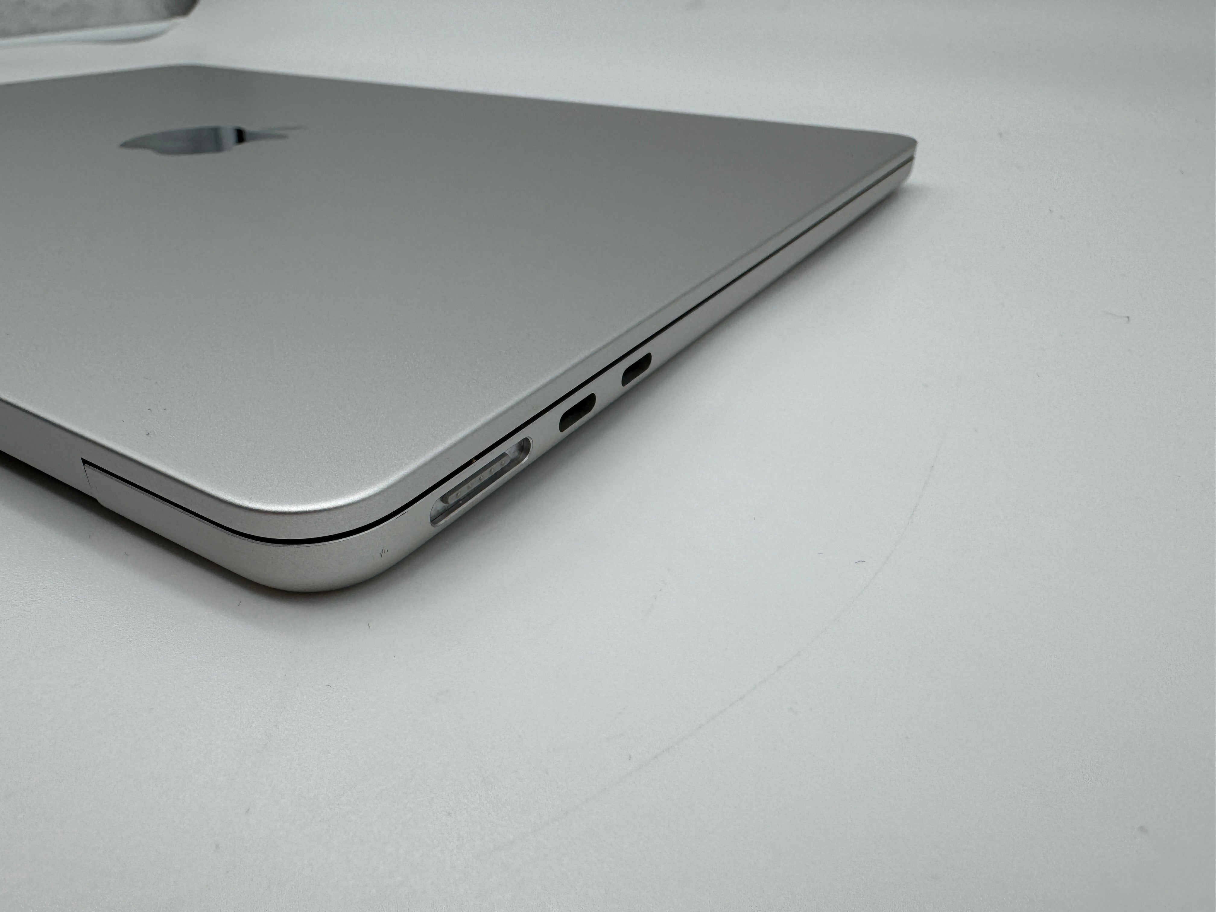 Apple MacBook Air 13,6“ M2 8C CPU 8C GPU 256 GB SSD 8 GB 2022 SILBER