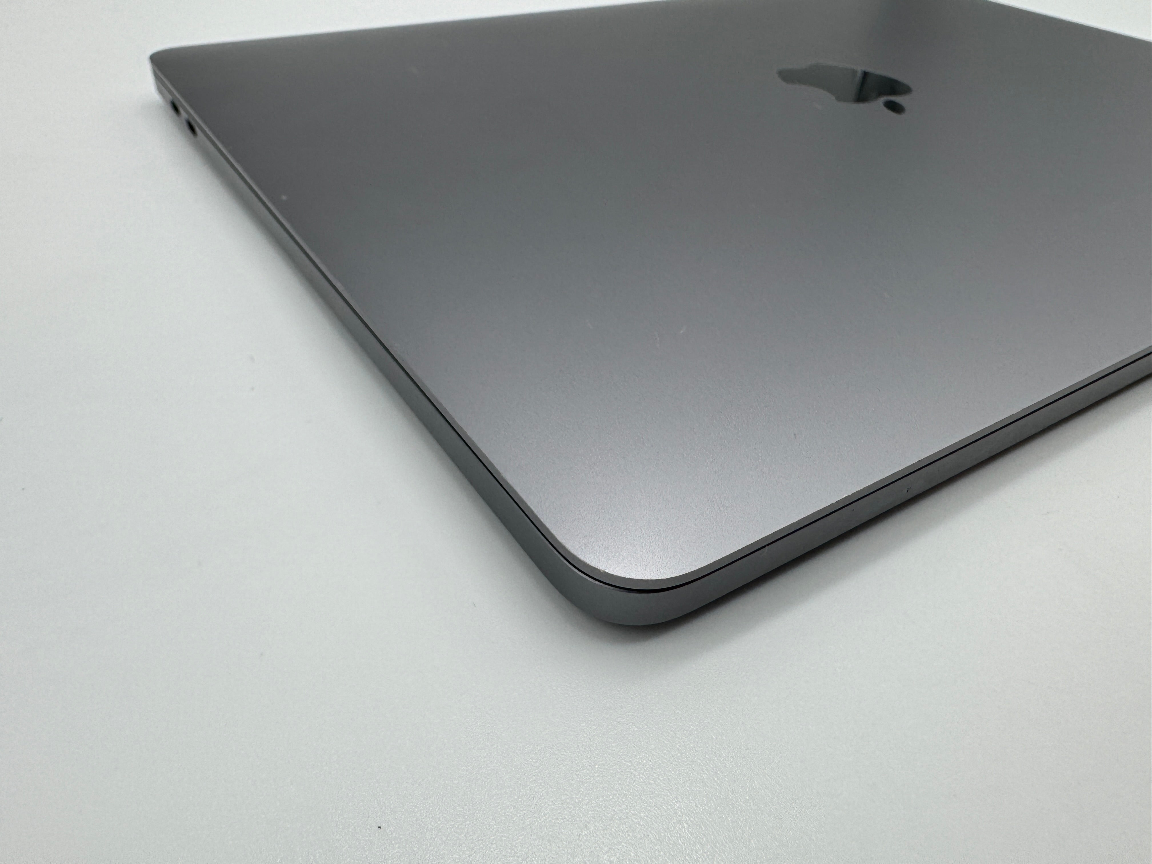 Macbook Pro 13" A2159 2019 1,4 GHz i5 16GB 256GB Grau MwSt