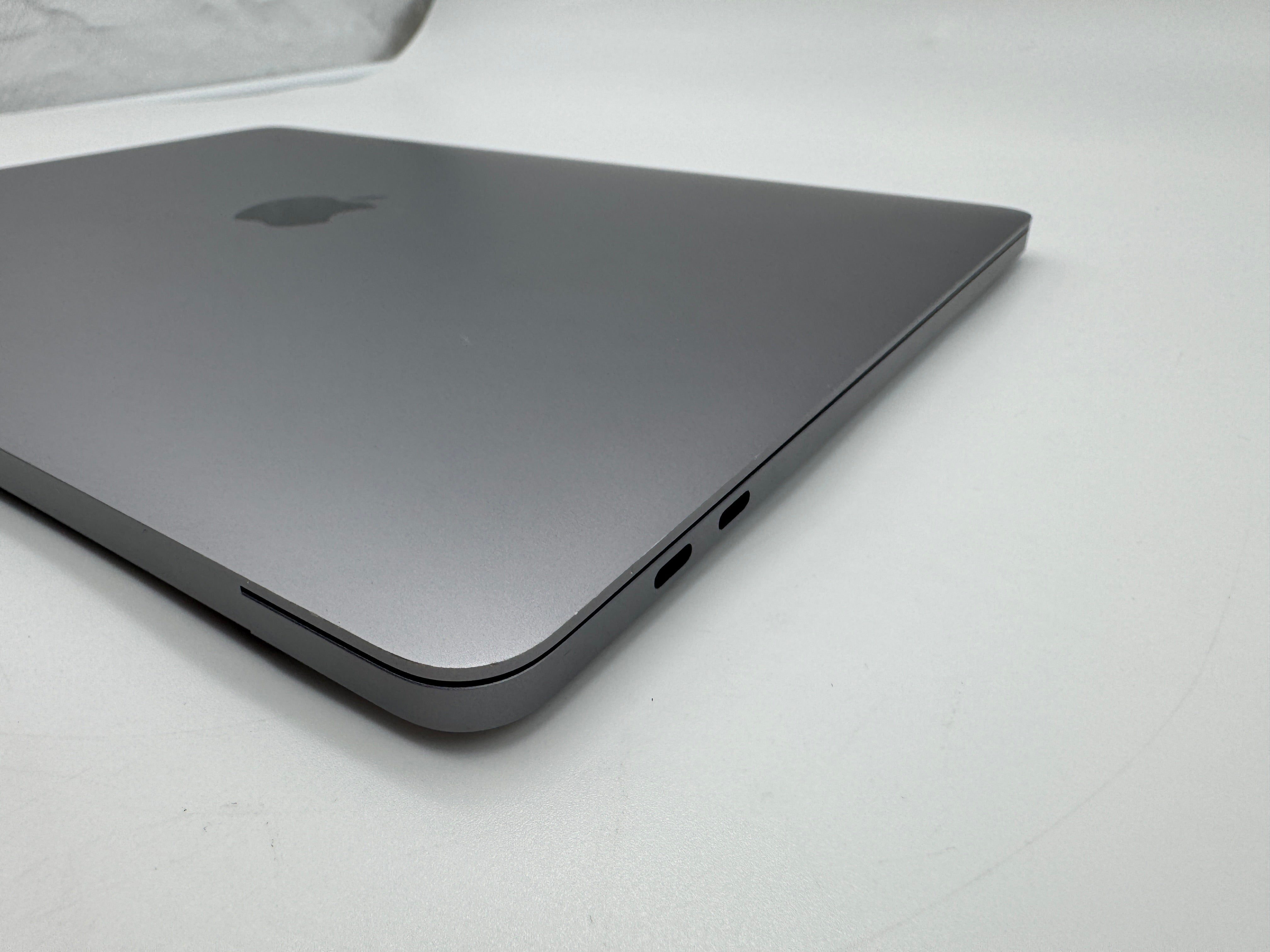 Macbook Pro 13" A2159 2019 1,4 GHz i5 16GB 256GB Grau MwSt