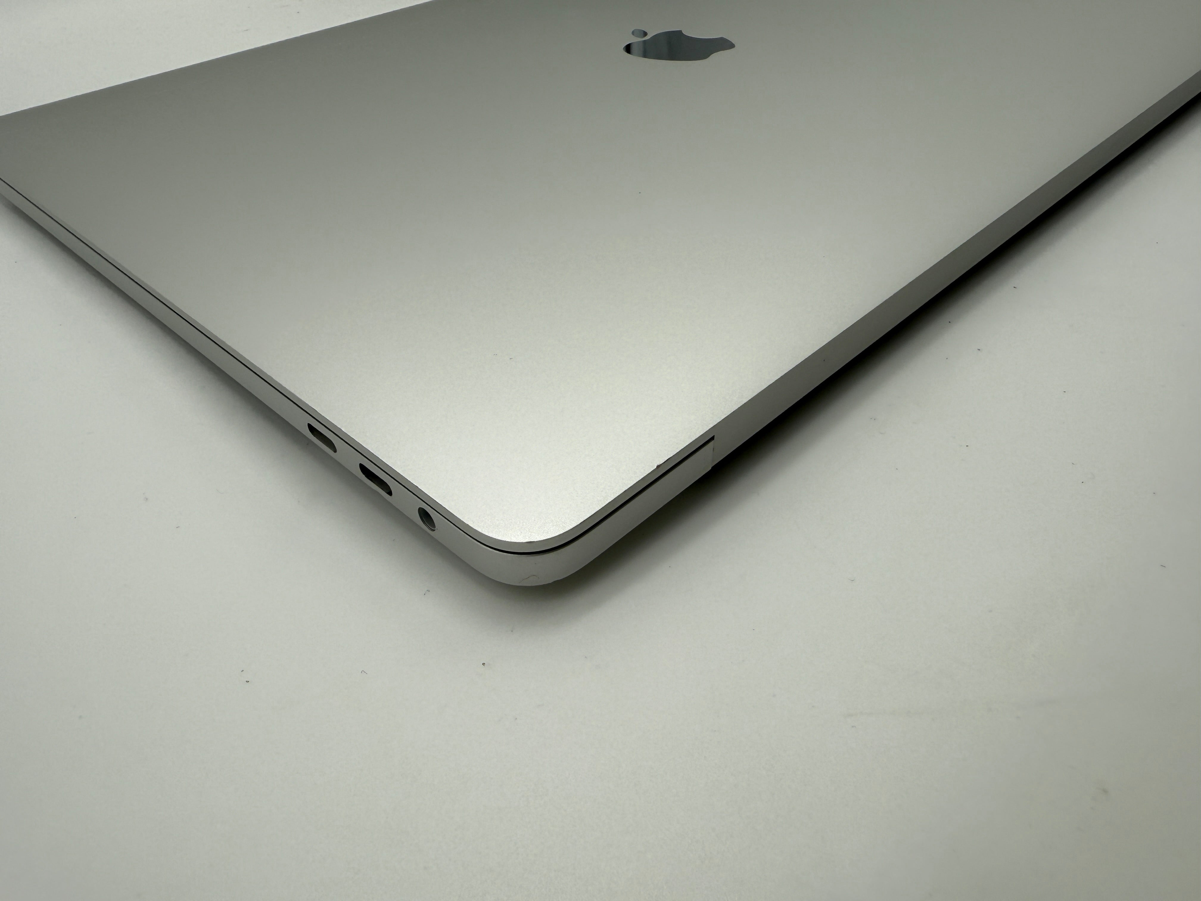 Macbook Pro 16" A2141 2019 2,3GHz i9 16GB 1TB 5500M Silber #PS240