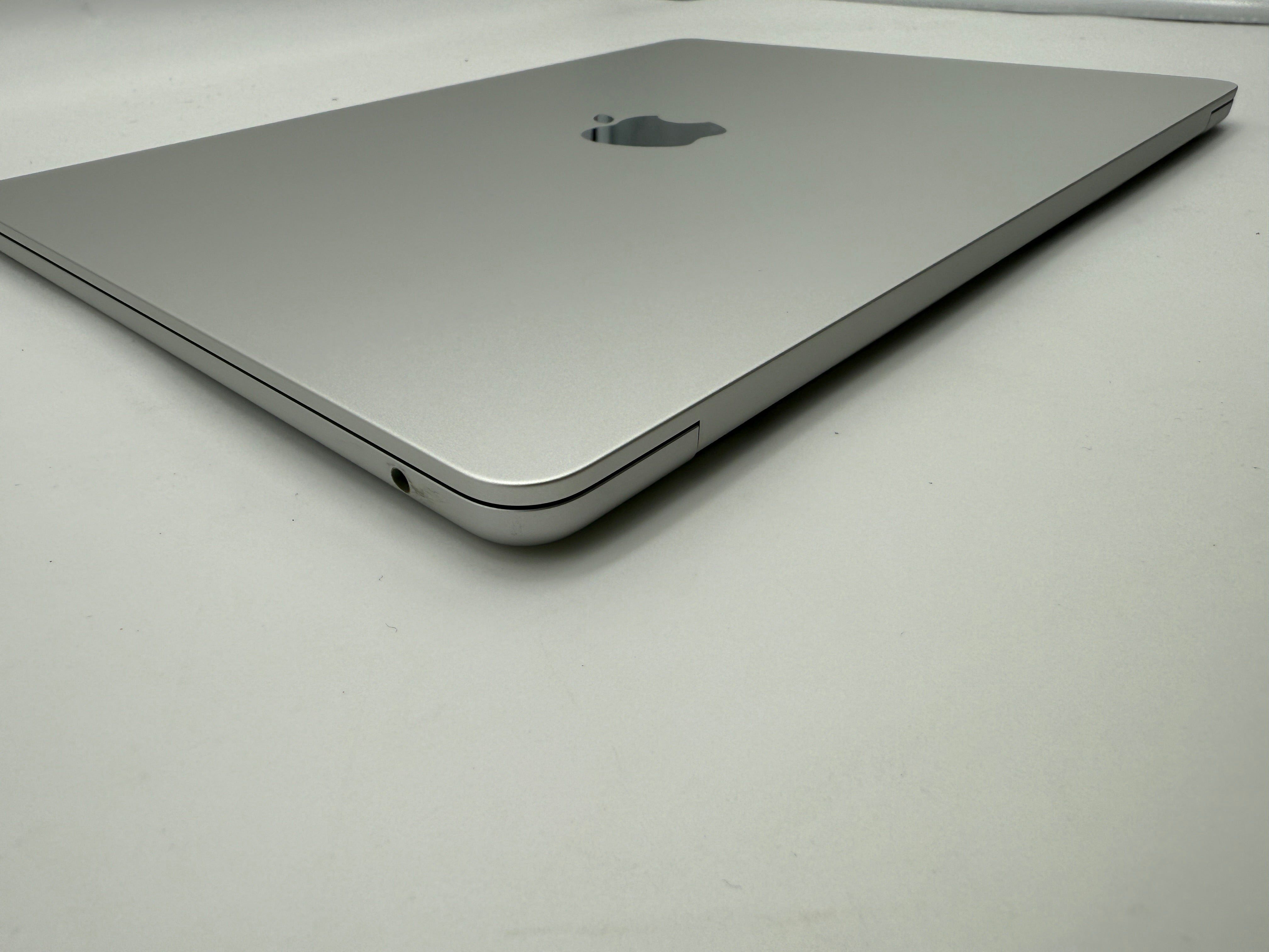 Apple MacBook Air 13,6“ M2 8C CPU 8C GPU 256 GB SSD 8 GB 2022 Silber MwSt.