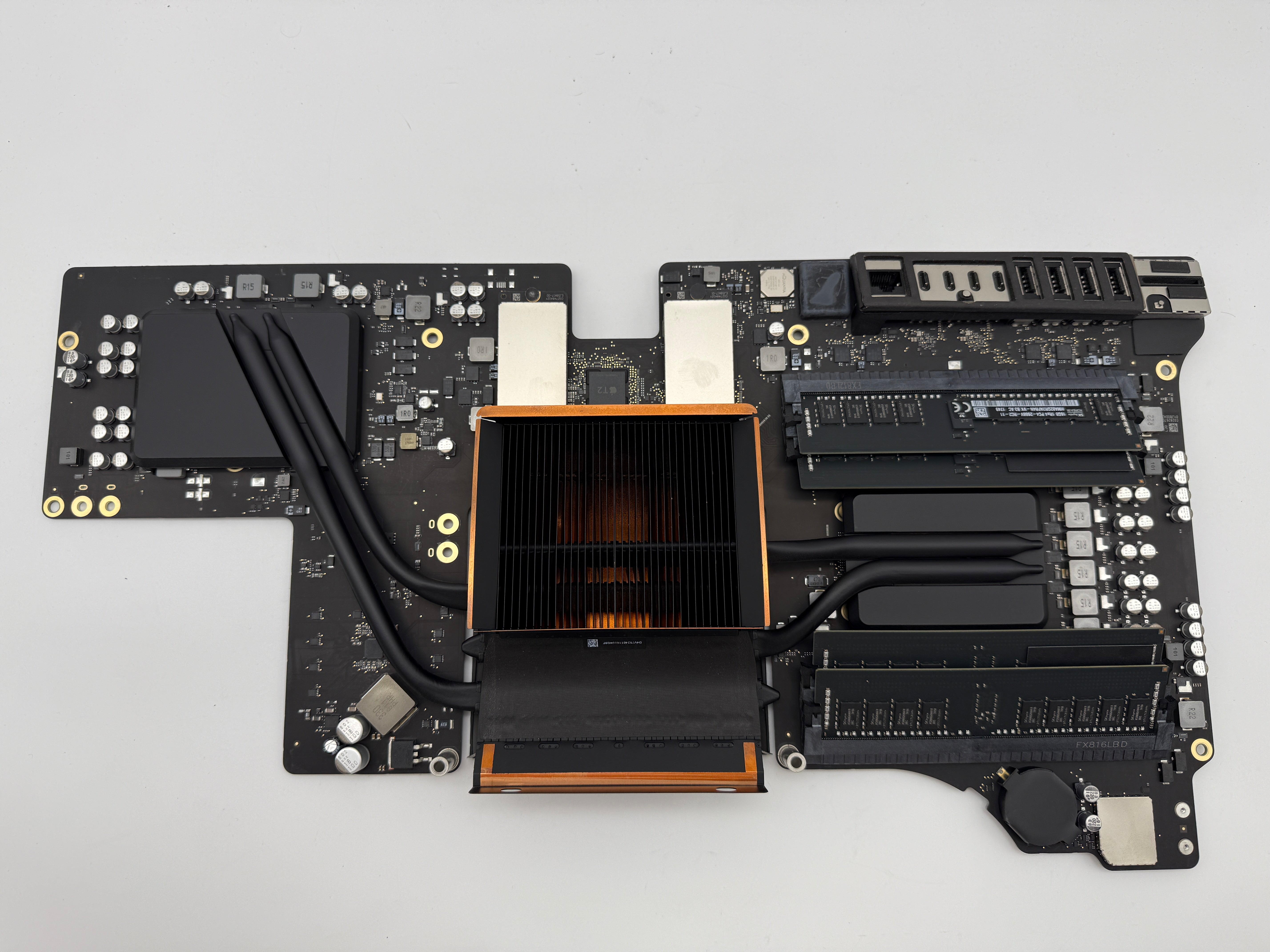 iMac Pro A1682 5K 2017 27“ 3,2GHz 64GB Vega 64 Mainboard Logicboard 820-00967