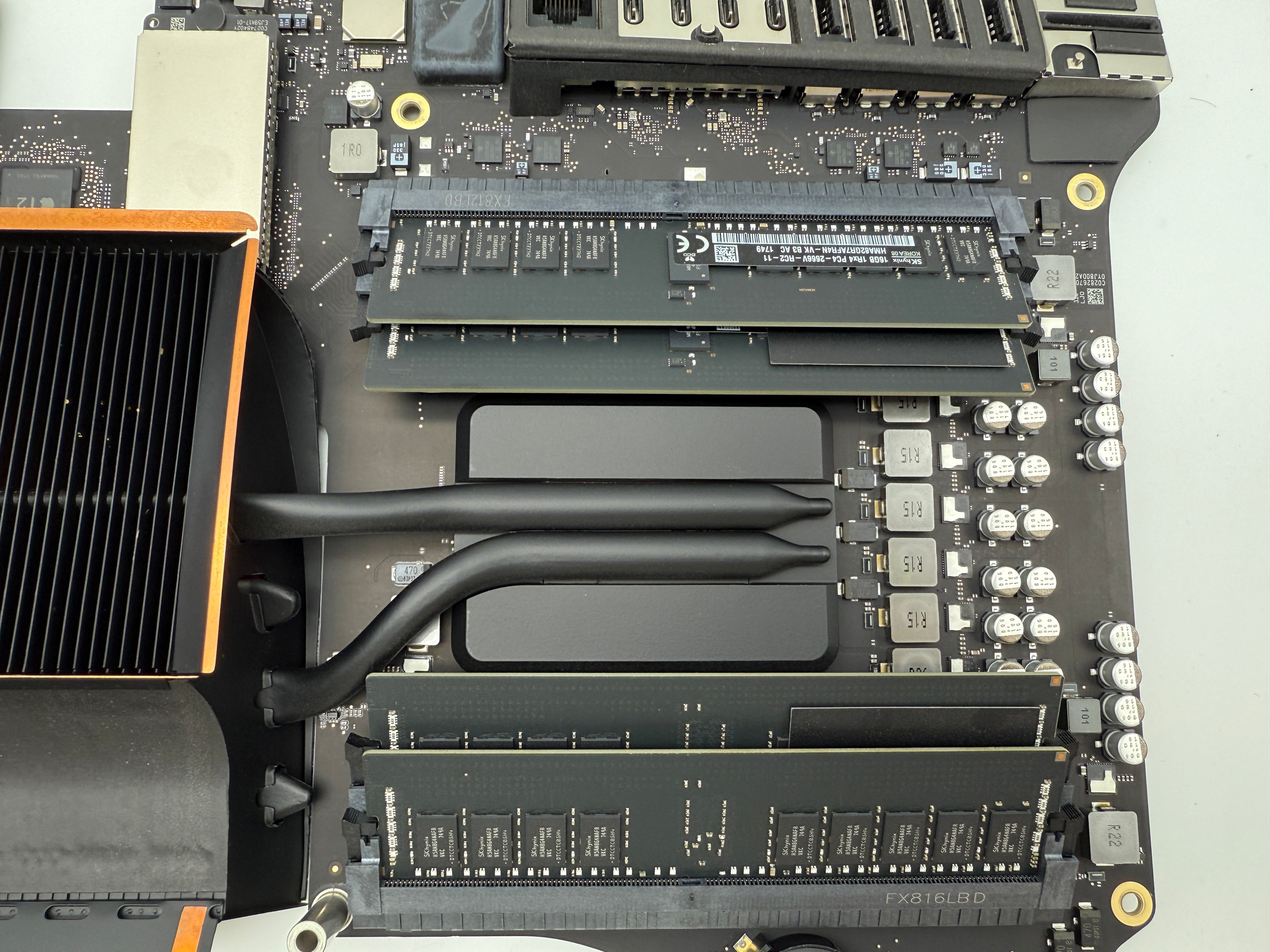 iMac Pro A1682 5K 2017 27“ 3,2GHz 64GB Vega 64 Mainboard Logicboard 820-00967